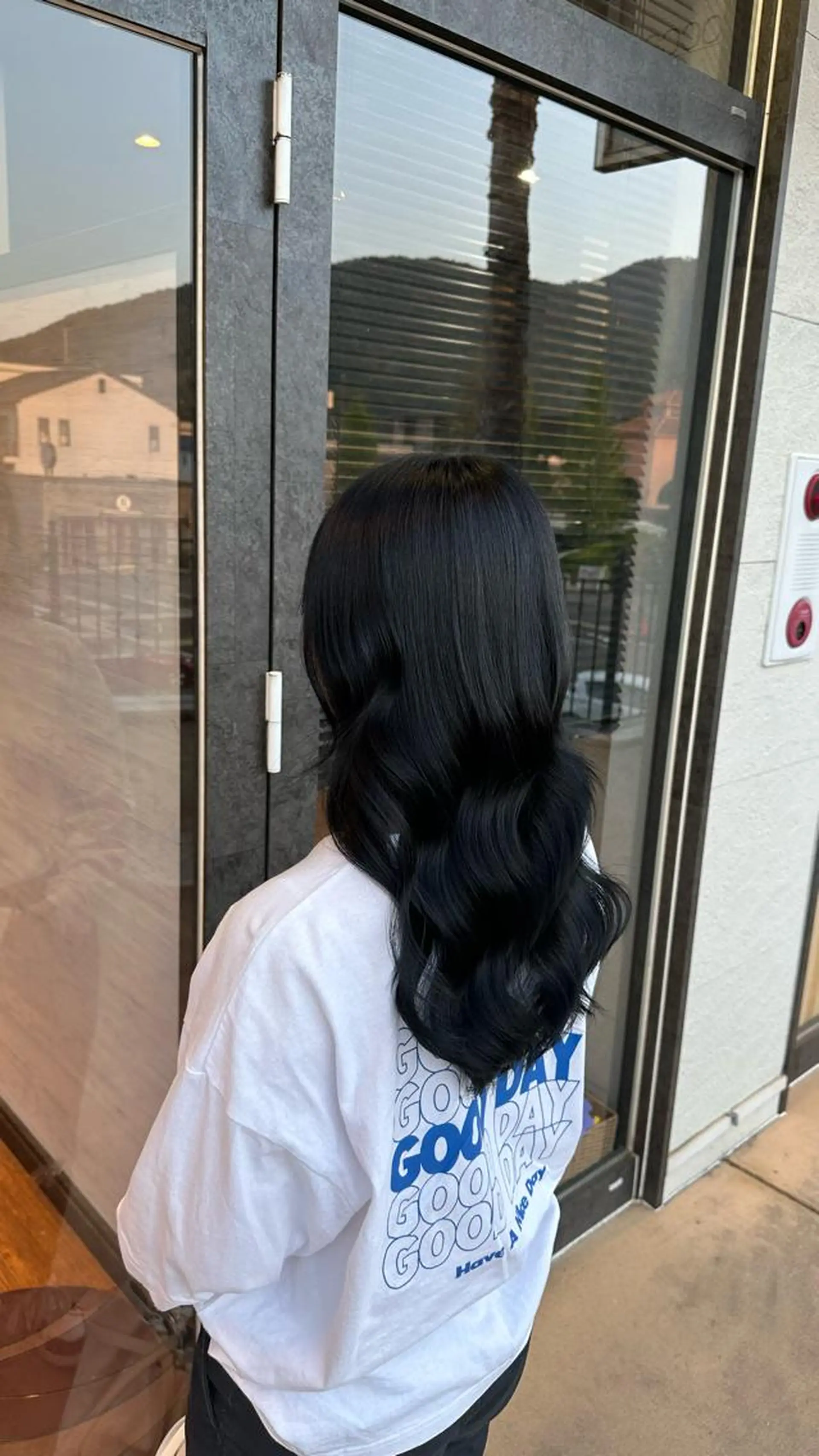 ロング カラー 黒髪 ブルーカラー ブルーブラック ヘアカラー トリートメント clocca所属・鵜飼 真伍のヘアスタイル