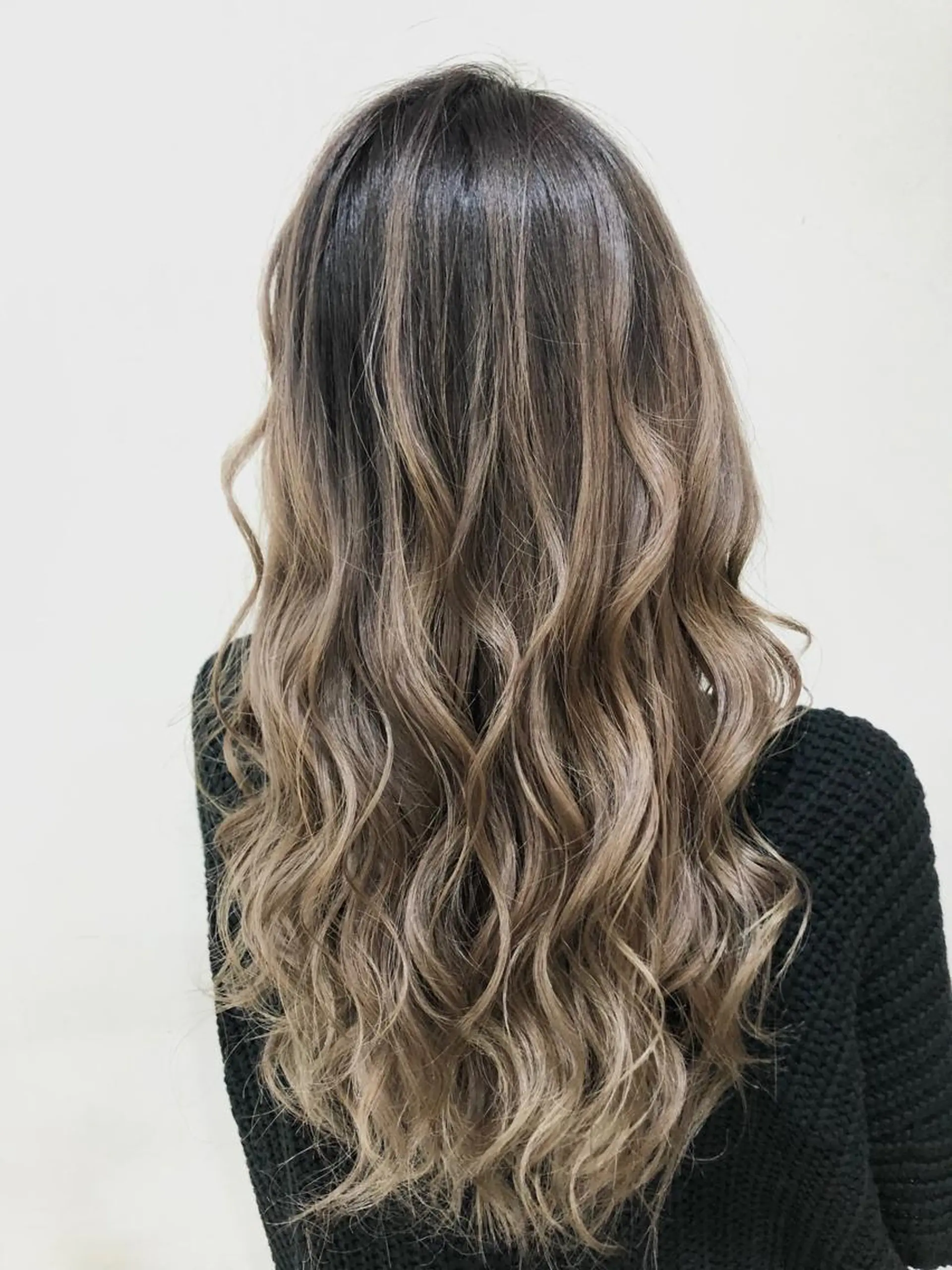 ロング カラー バレイヤージュ ベージュカラー ハイライトカラー ハイライト レイヤーカット Zina西新 井上貴幸のヘアスタイル