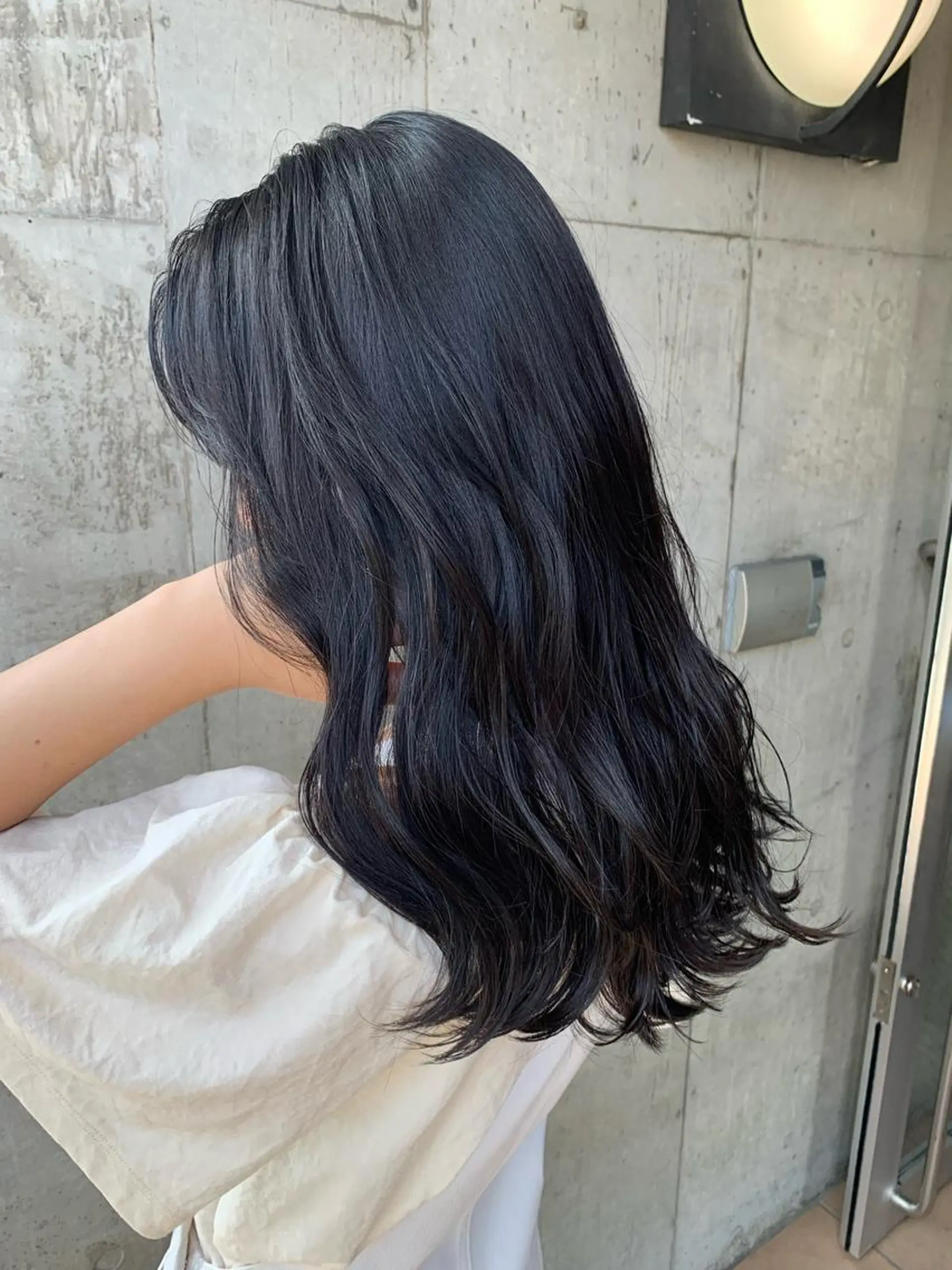 ロング カラー 黒髪 ブルーカラー ブルーブラック ミルクティーベージュ ブリーチ　店長　清水のヘアスタイル