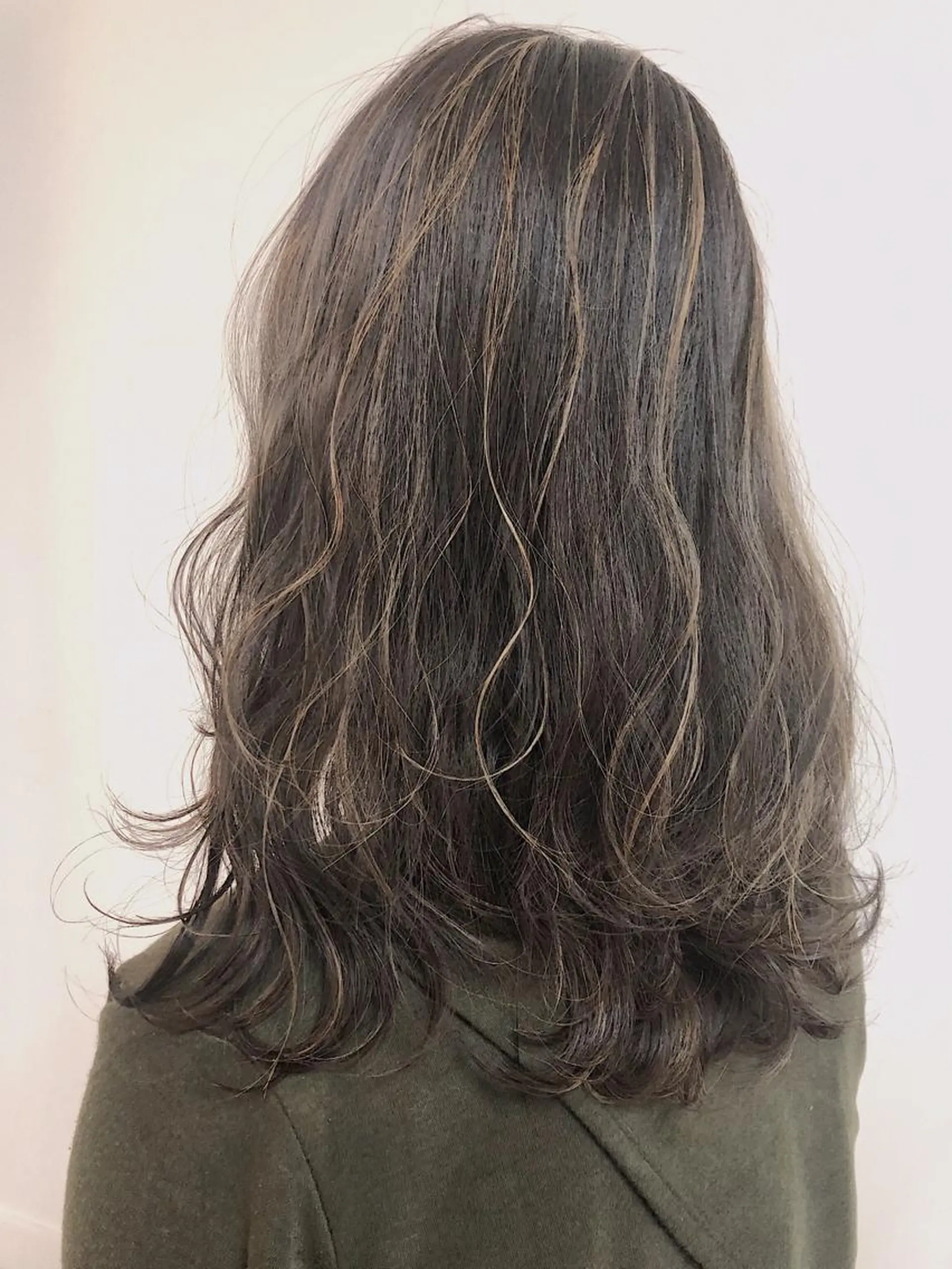 ミディアム カラー グレージュ ハイライトカラー ハイライト カットが得意 🫧ショートボブ🫧のヘアスタイル