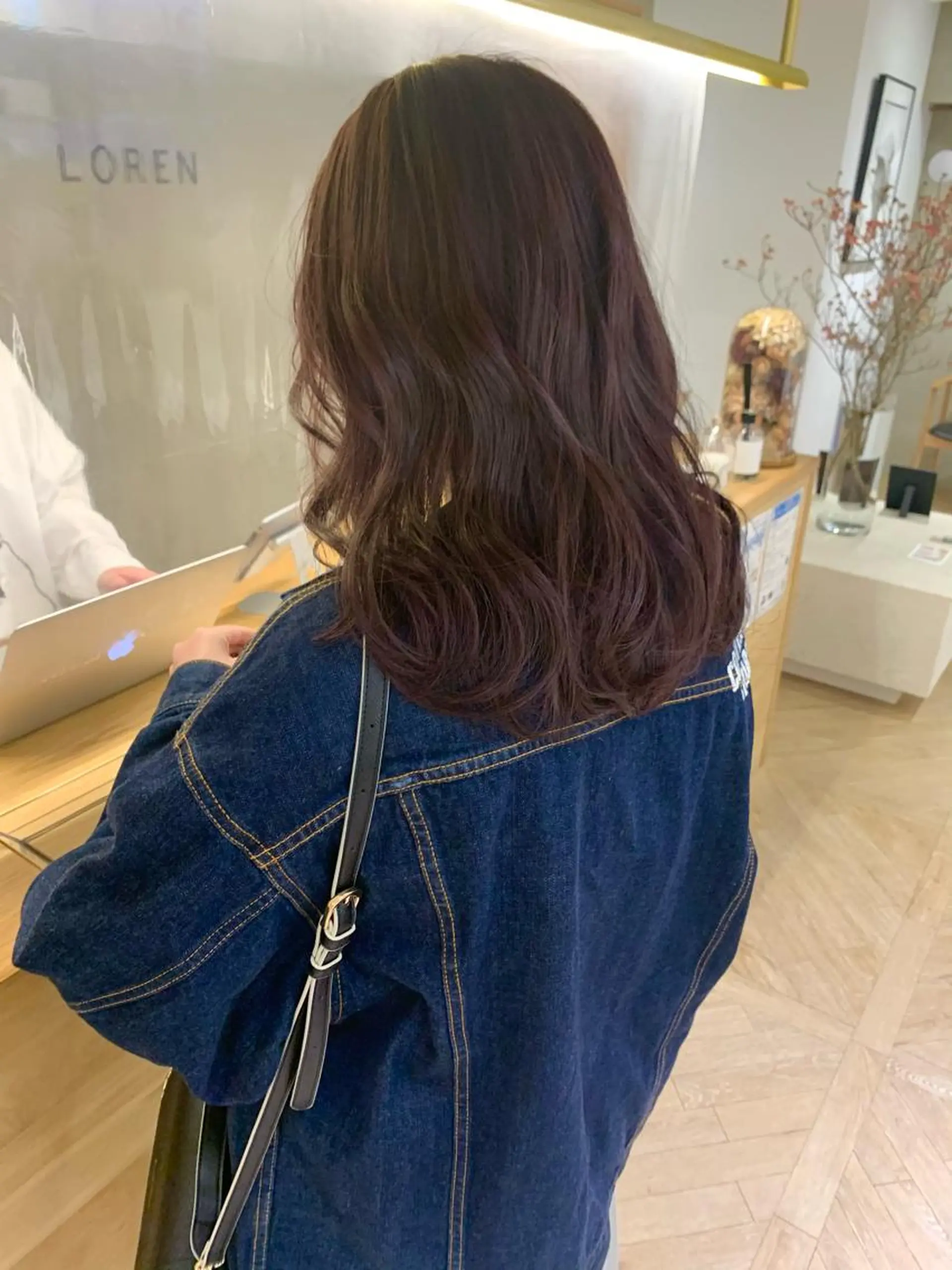 ロング 卒業式のヘアスタイル ハイライト 髪質改善 韓国風ヘア 縮毛矯正 LOREN＋透明感 オリーブhirokoのヘアスタイル