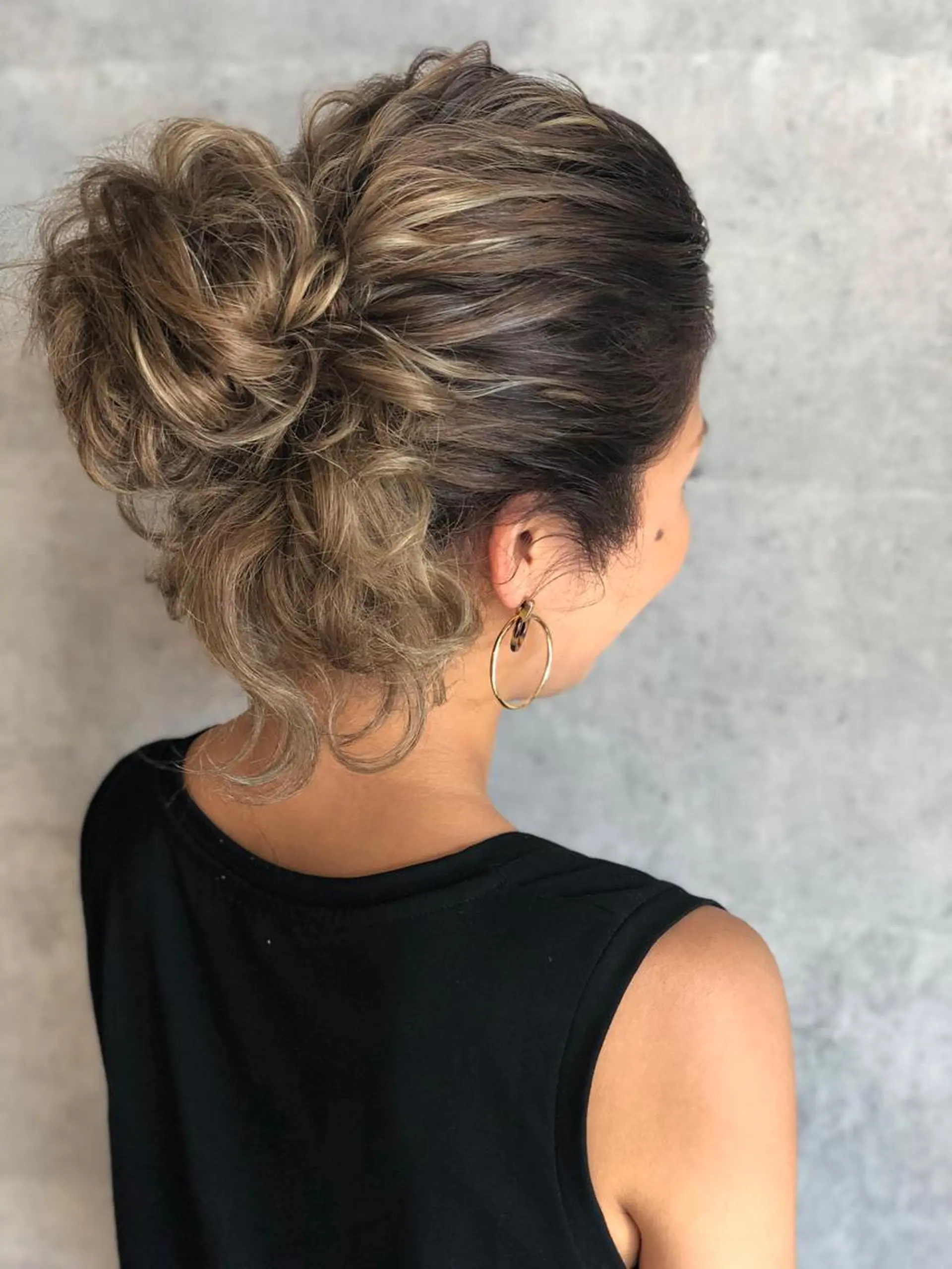 セミロング カラー ヘアアレンジ お団子ヘア ベージュカラー グラデーションカラー ハイライトカラー ハイライト ヘアセット hair salon Glanzのヘアスタイル