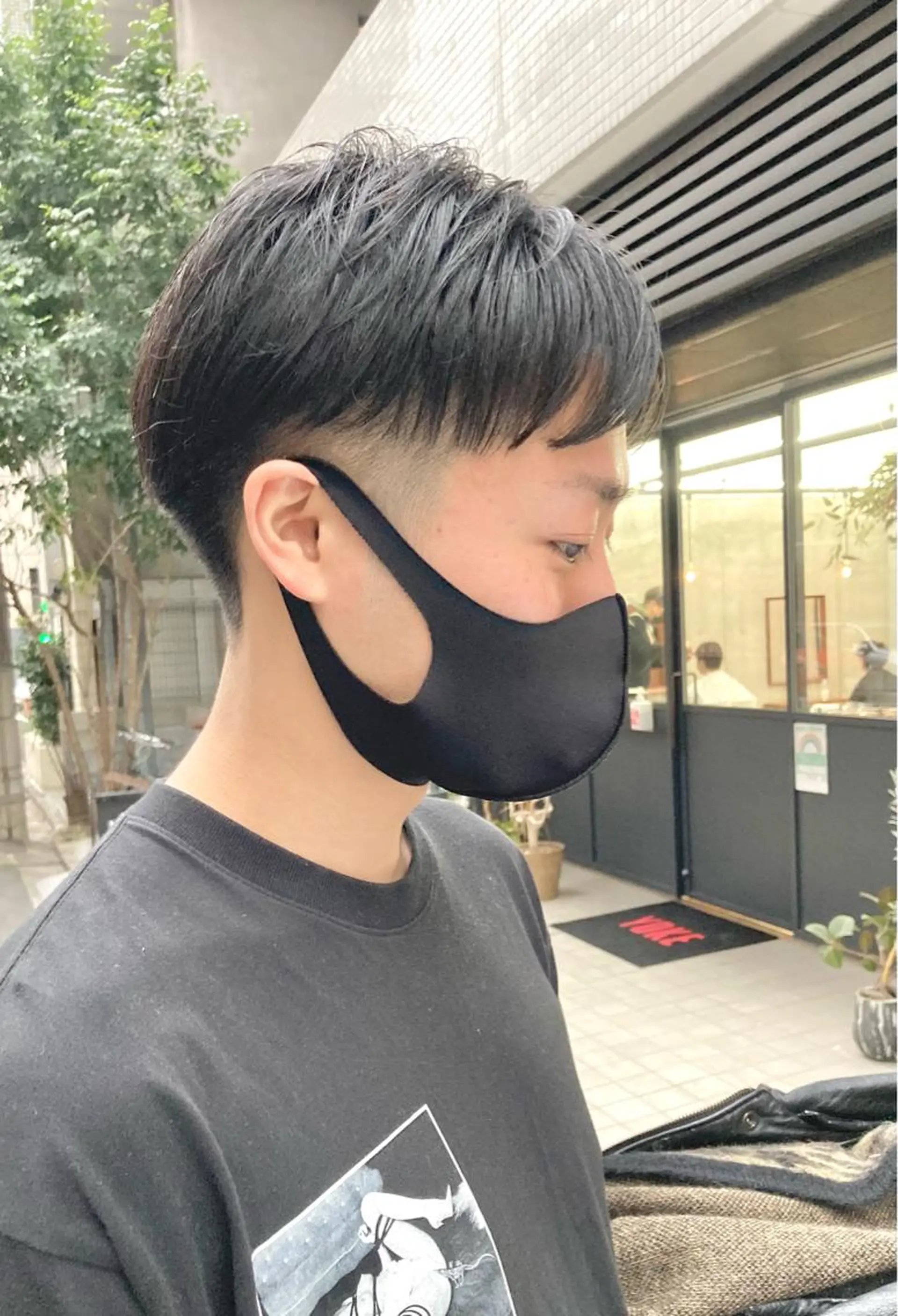 ショート メンズ センターパート メンズパーマ ツーブロック 刈り上げ くせ毛 松岡 俊輔のヘアスタイル