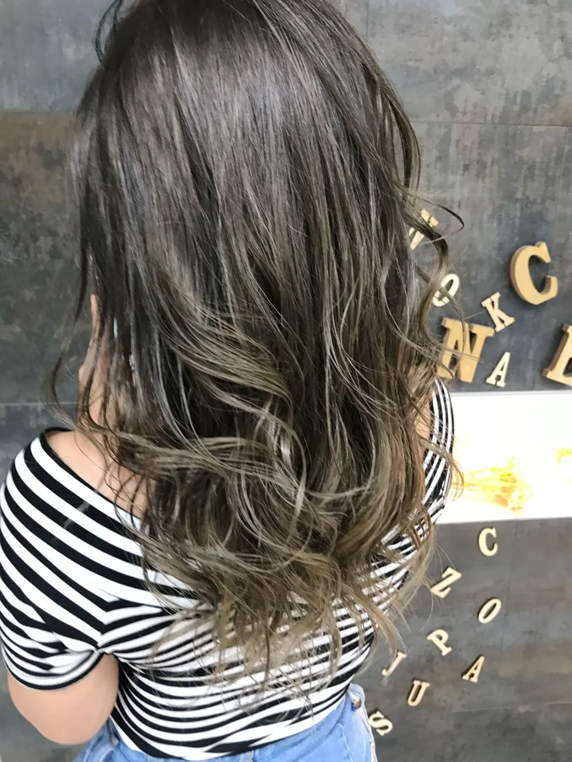 セミロング カラー Adachi Fujikoのヘアスタイル