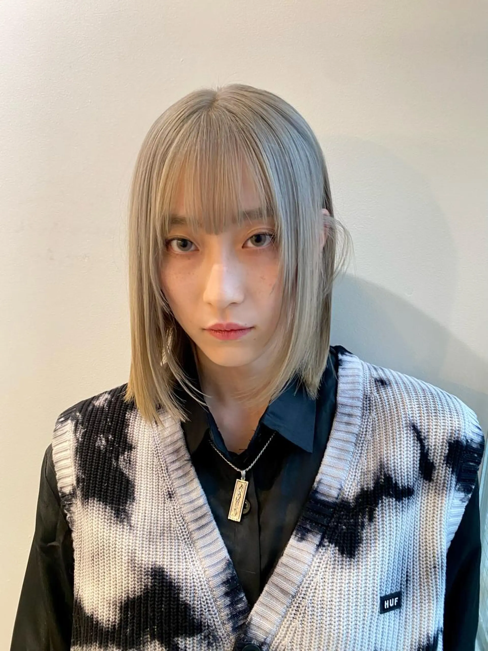 ミディアム カラー 梅田ハイトーン チダ ヒナノのヘアスタイル