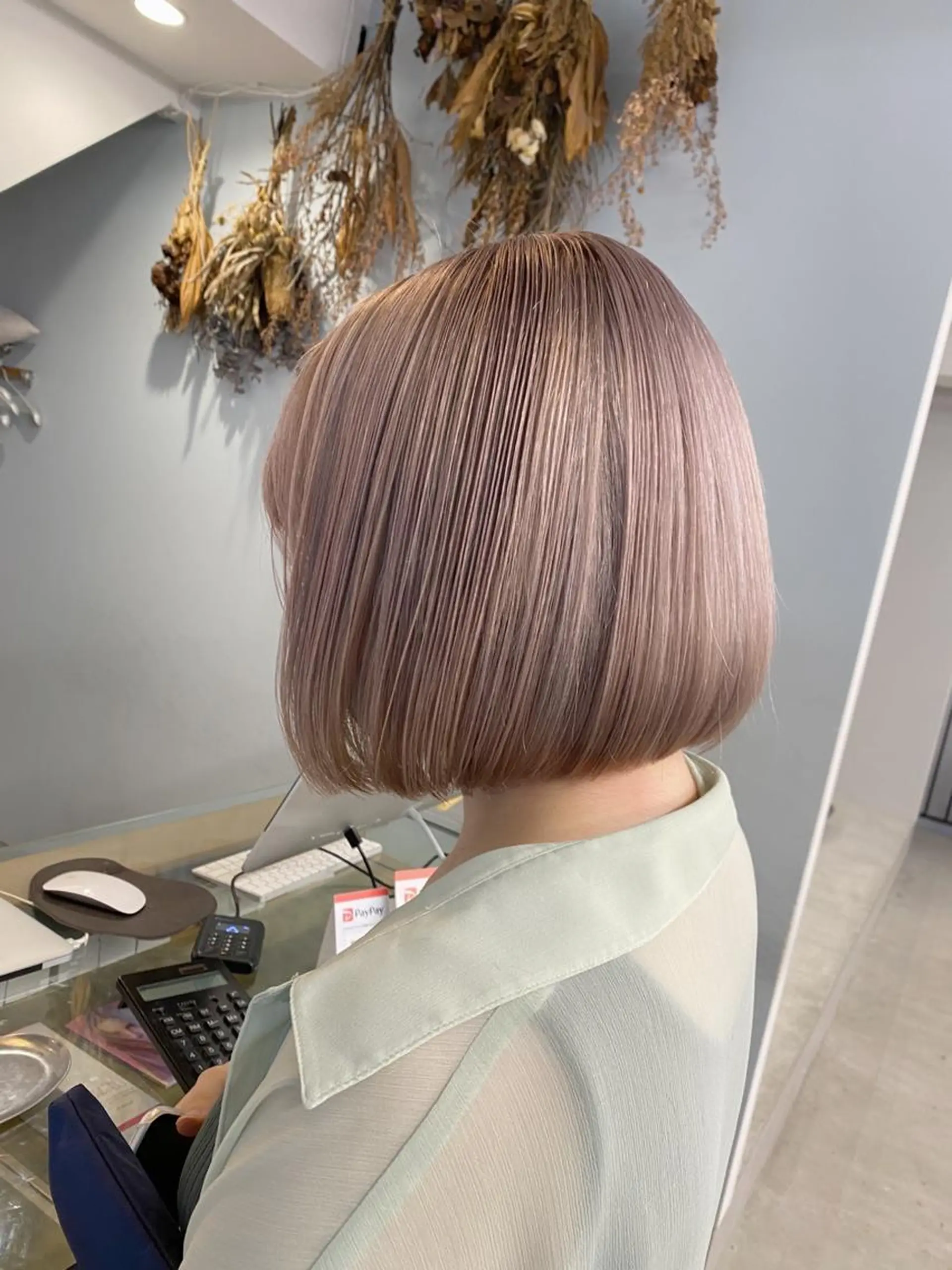 ショート カラー ベージュカラー ホワイトベージュ ボブ flamme Annaのヘアスタイル