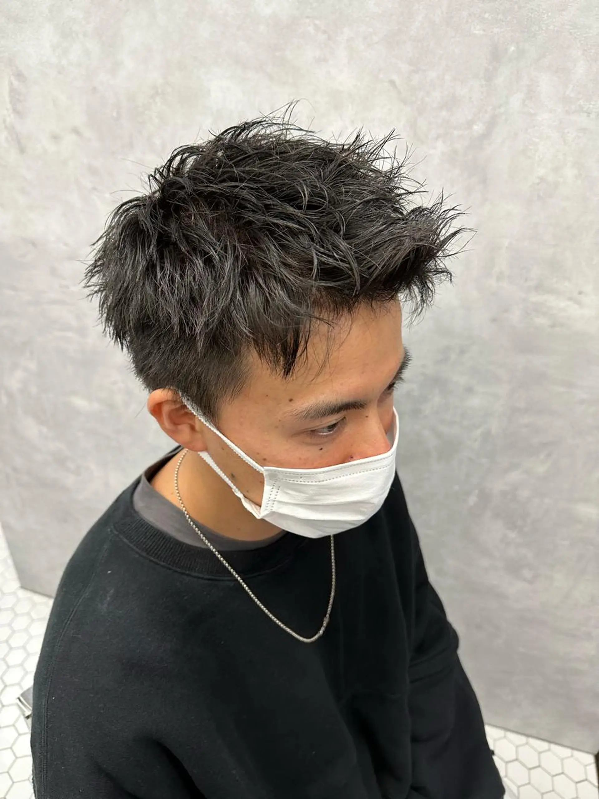 ミディアム カラー パーマ メンズ ミディアムパーマ メンズバレイヤージュ メンズブリーチ ビジネス センターパート カット トップスタイリスト/ 久徳大輝のヘアスタイル