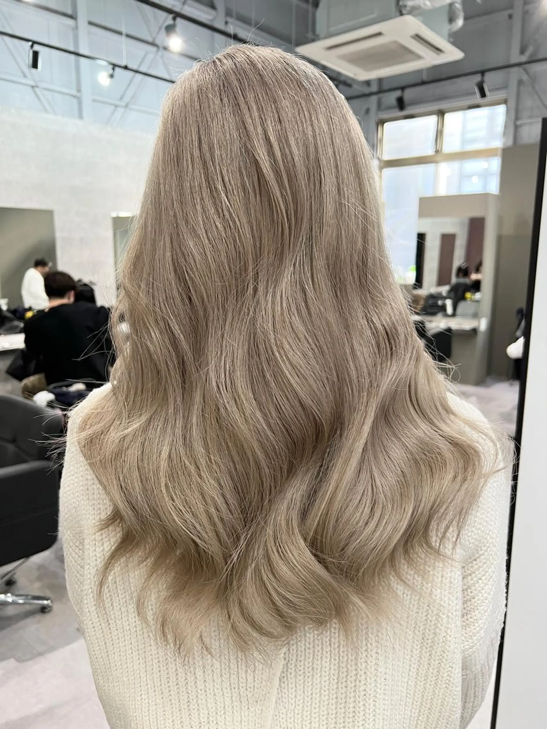 ロング カラー バレイヤージュ ベージュカラー ブリーチ ケアブリーチ デザインカラー Via officialのヘアスタイル