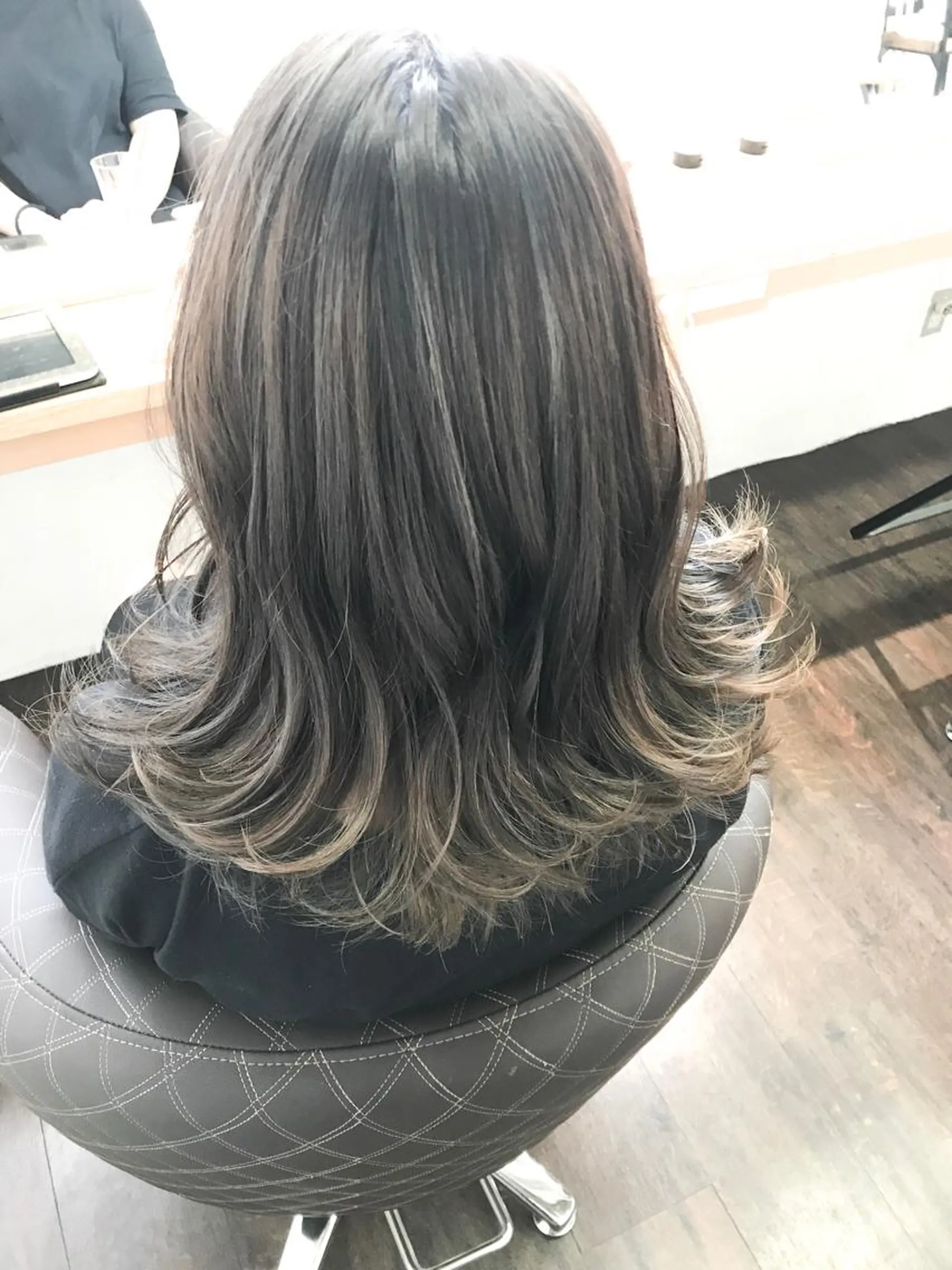 ミディアム カラー グラデーションカラー グレージュ ハイライトカラー ハイライト 伊藤 優希のヘアスタイル