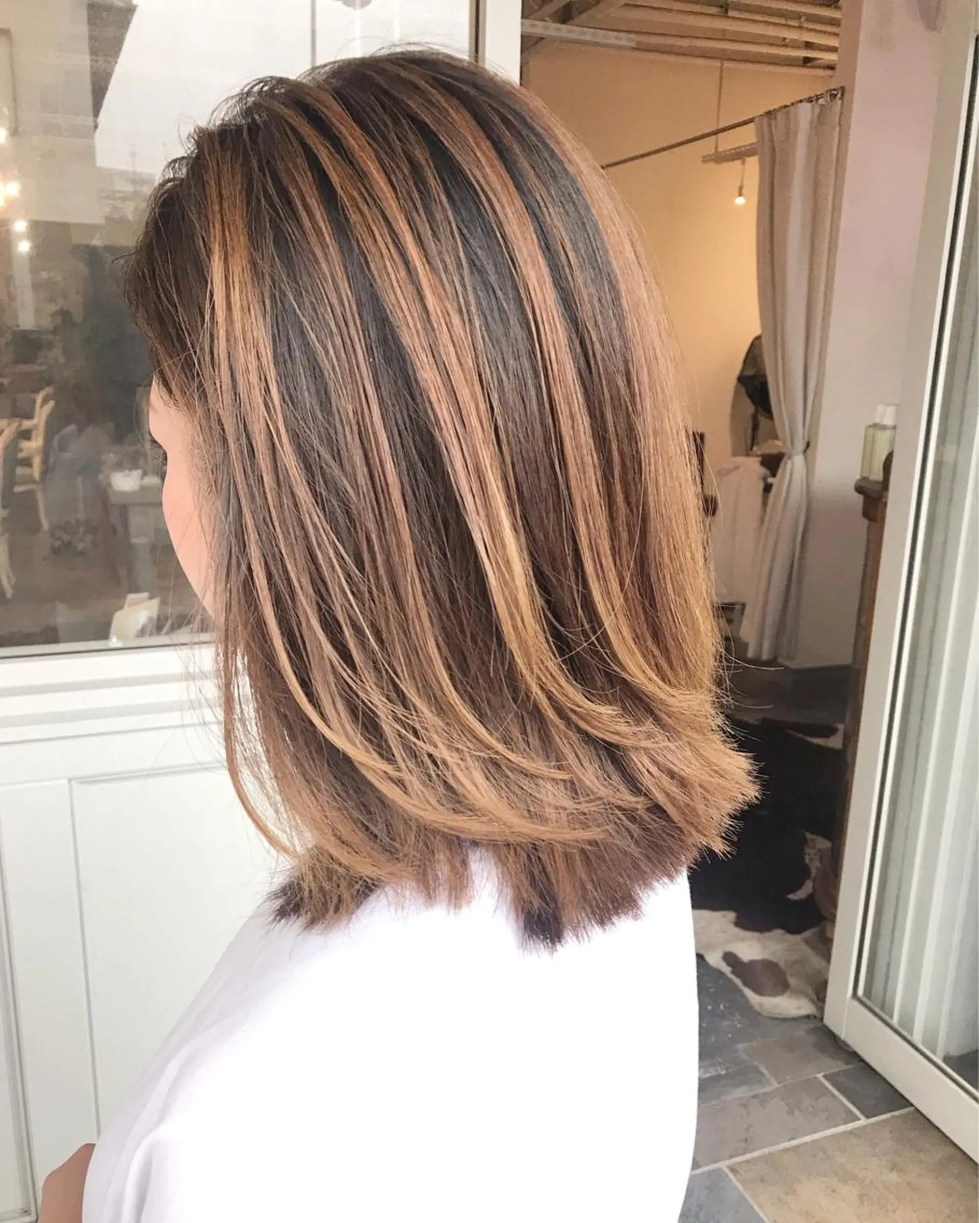 ミディアム カラー ヘアアレンジ お団子ヘア 切りっぱなしボブ バレイヤージュ デザインカラー グラデーションカラー Mariana/ 鶴原-ハイライトのヘアスタイル