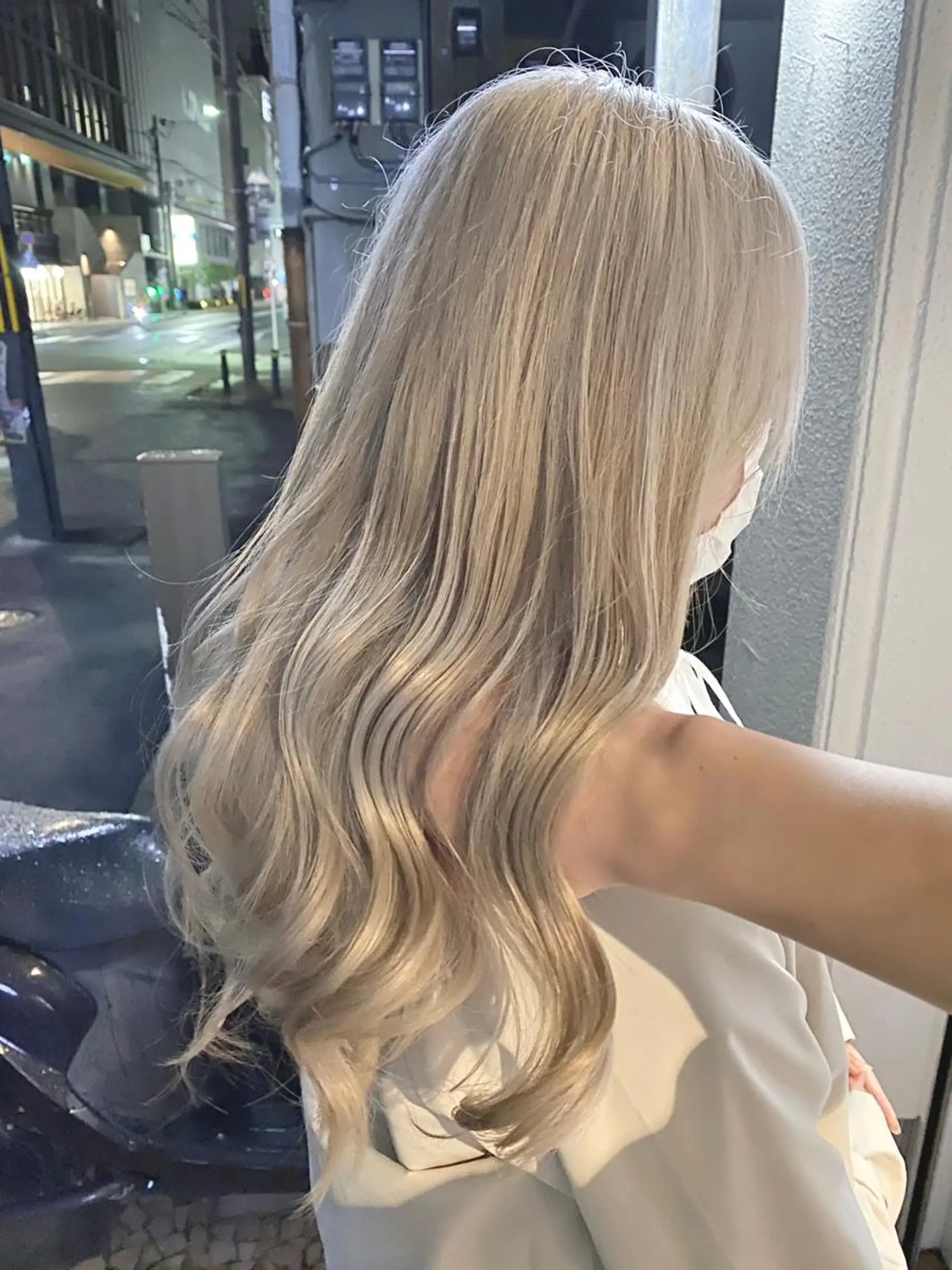 ロング カラー ブリーチ ブロンド Via officialのヘアスタイル