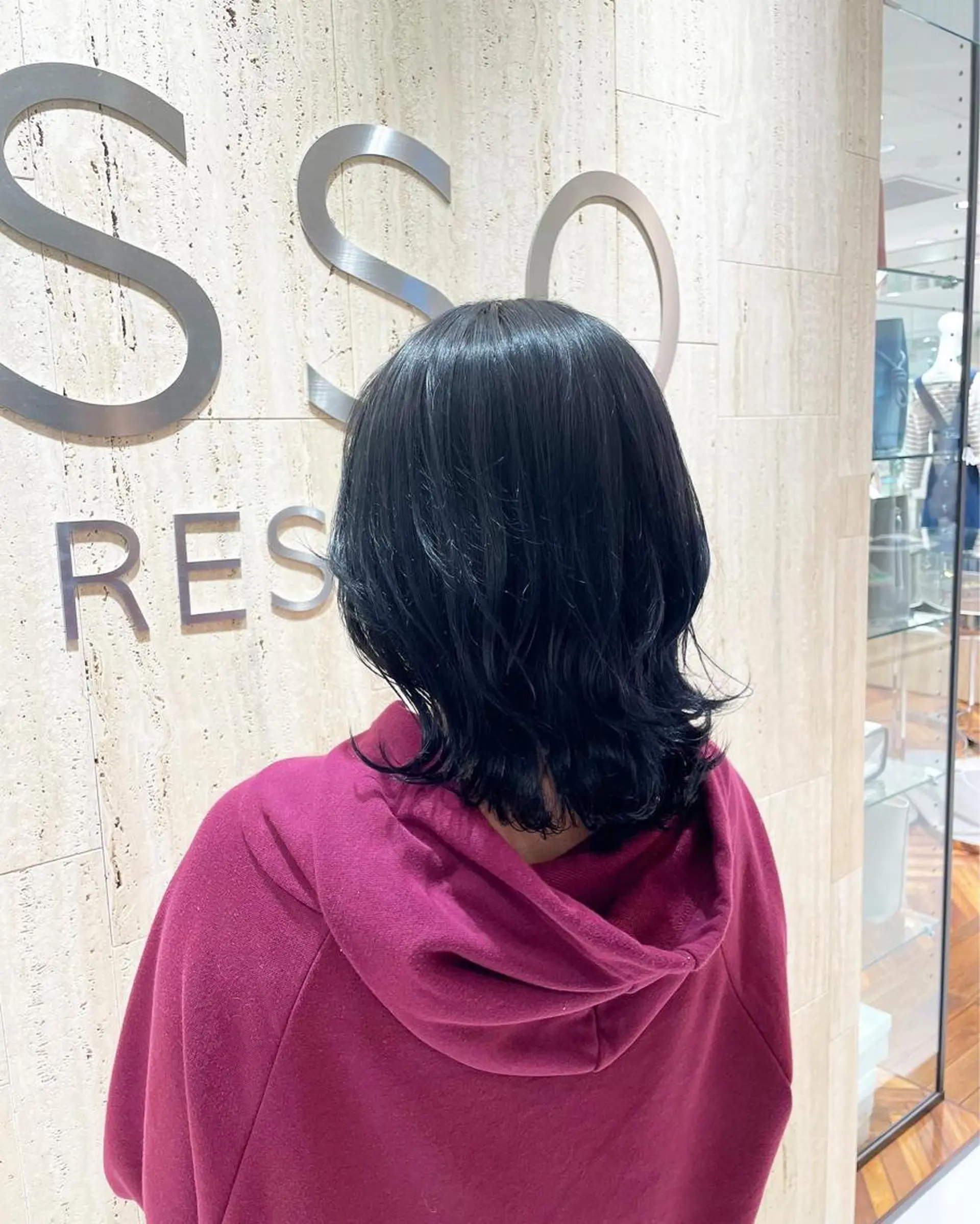 ミディアム カラー 黒髪 ブリーチ ブルーカラー ブルーブラック カット ヘアカラー 高橋 芽衣のヘアスタイル