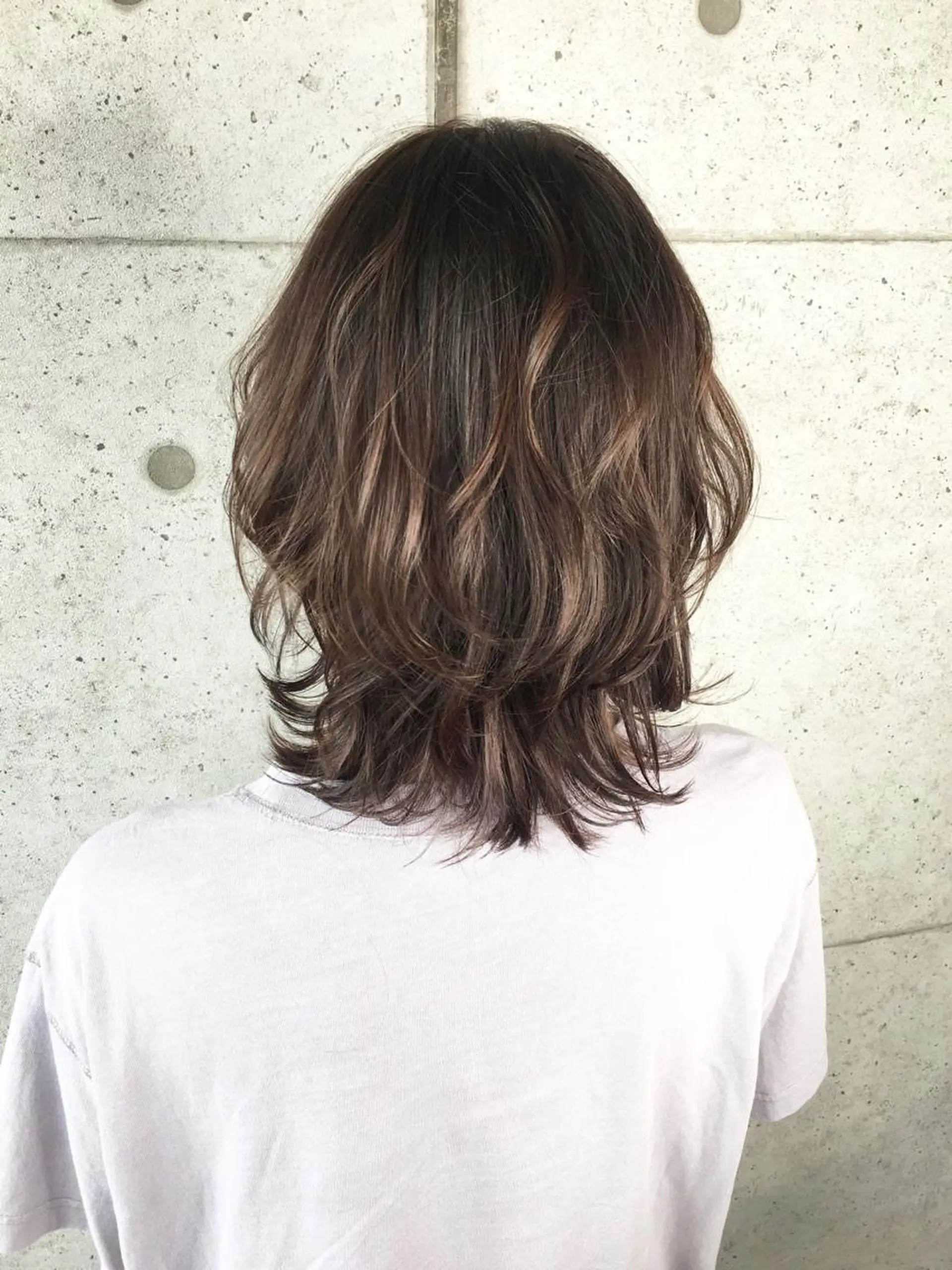ミディアム 足立 磨咲のヘアスタイル