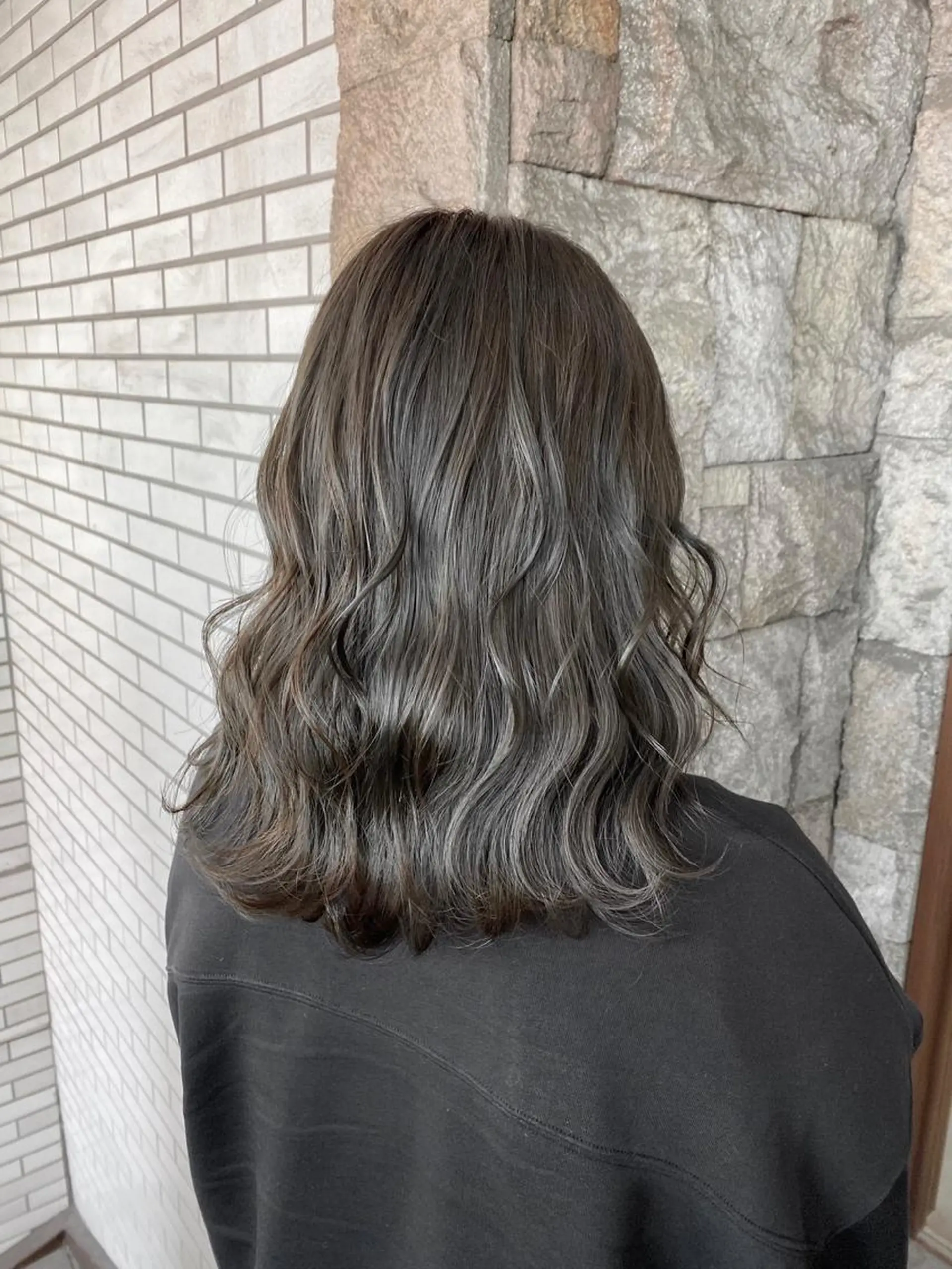 セミロング カラー アッシュ アッシュグレー アッシュグレージュ ブリーチ グレージュ カット ヘアカラー 萩原 凌✄﻿のヘアスタイル