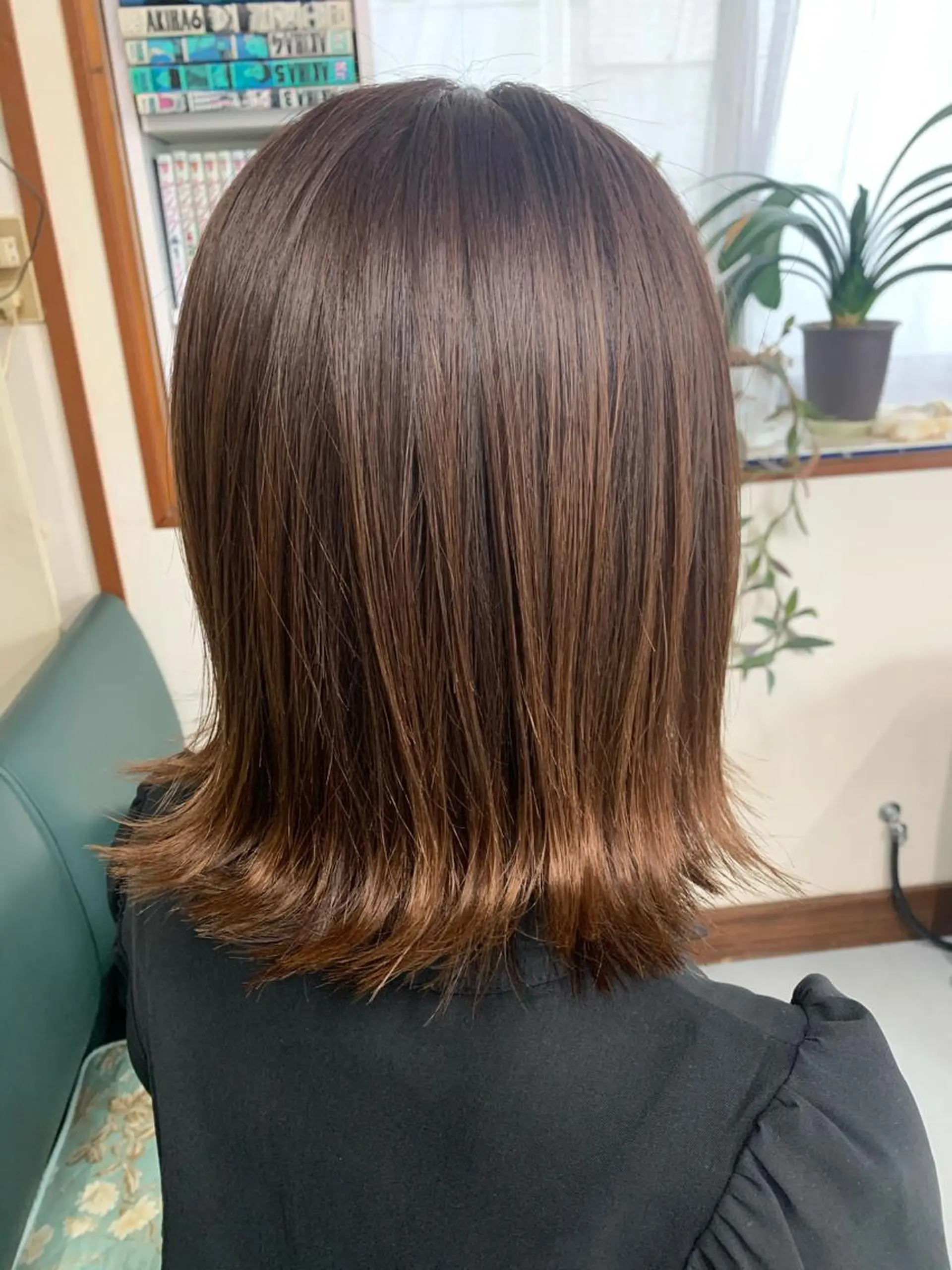 ミディアム カラー ブラウンカラー ボブ 外ハネヘア カット ヘアカラー トリートメント ストウ ナナエのヘアスタイル