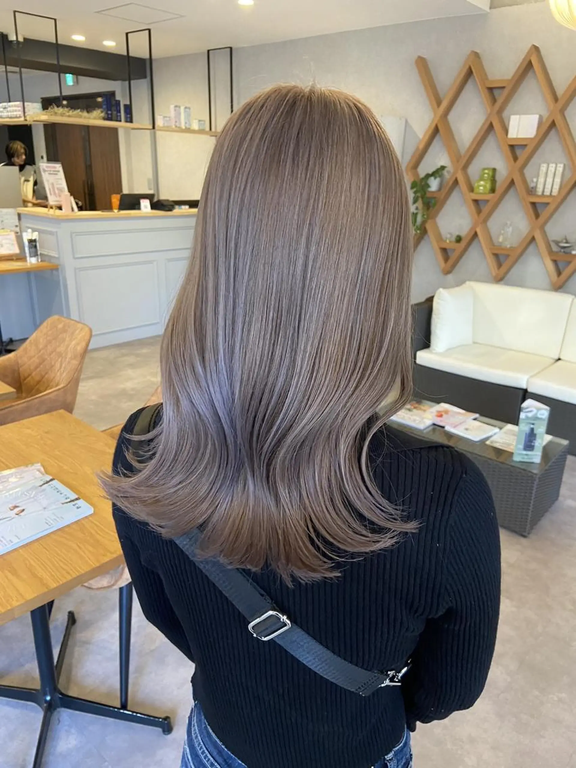 カラー セミロング グレージュ ミルクティーグレージュ カット ヘアカラー ELLE&SALLY 石野のヘアスタイル