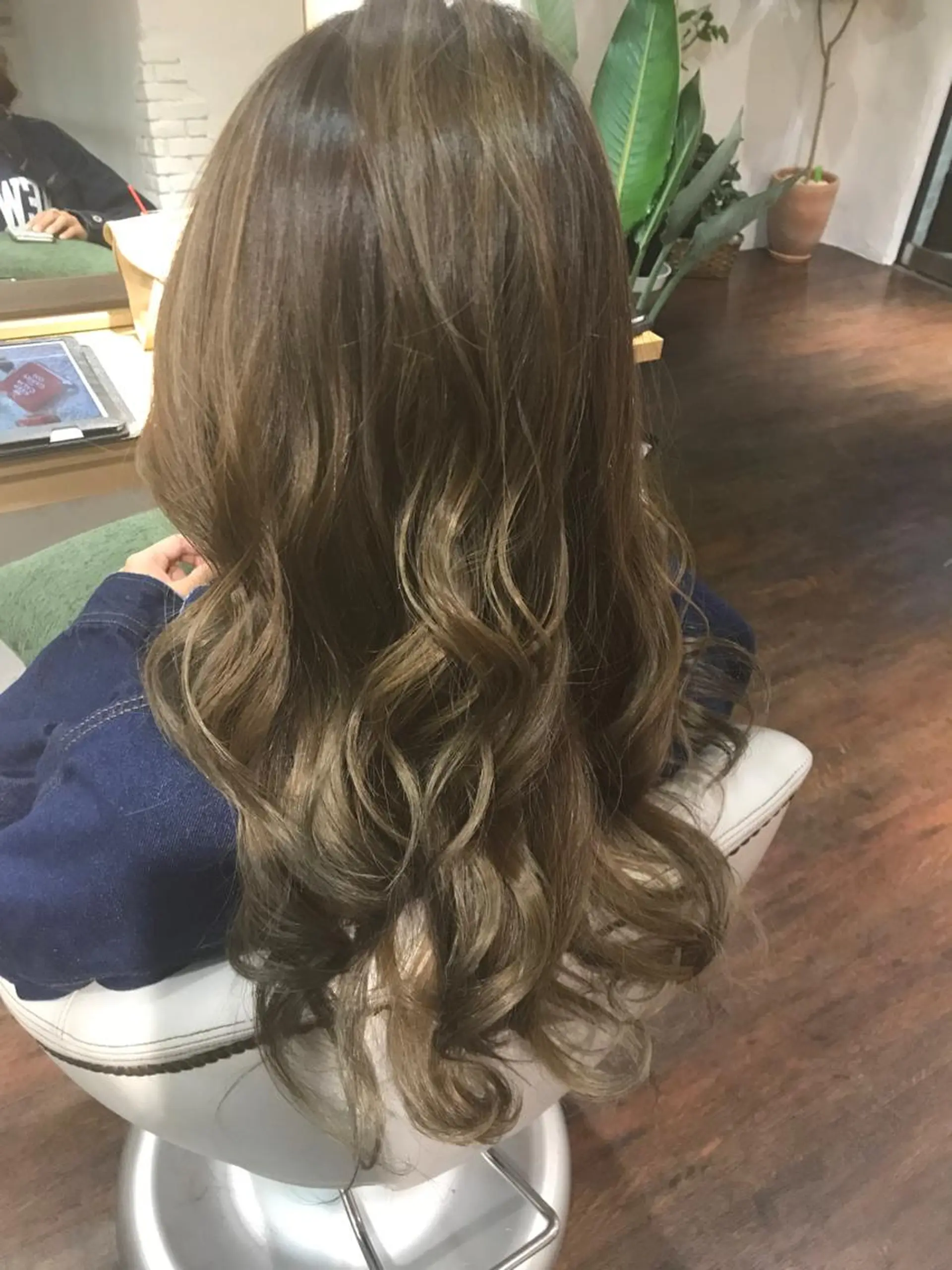 ロング カラー ベージュカラー ハイライトカラー オリーブベージュ ハイライト 伊藤 優希のヘアスタイル