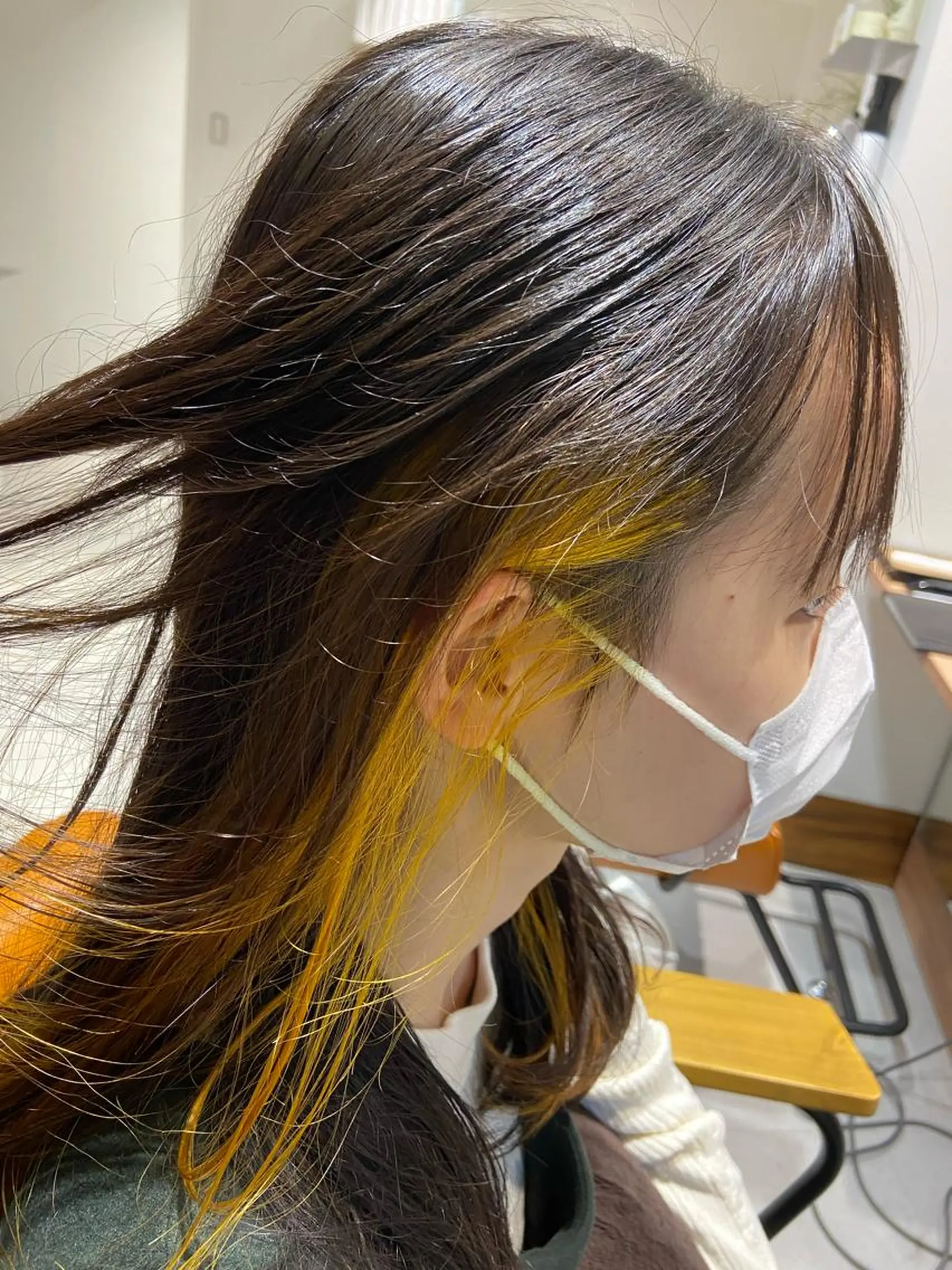 セミロング イエローカラー 代表　清水稔也 オージュアソムリエのヘアスタイル