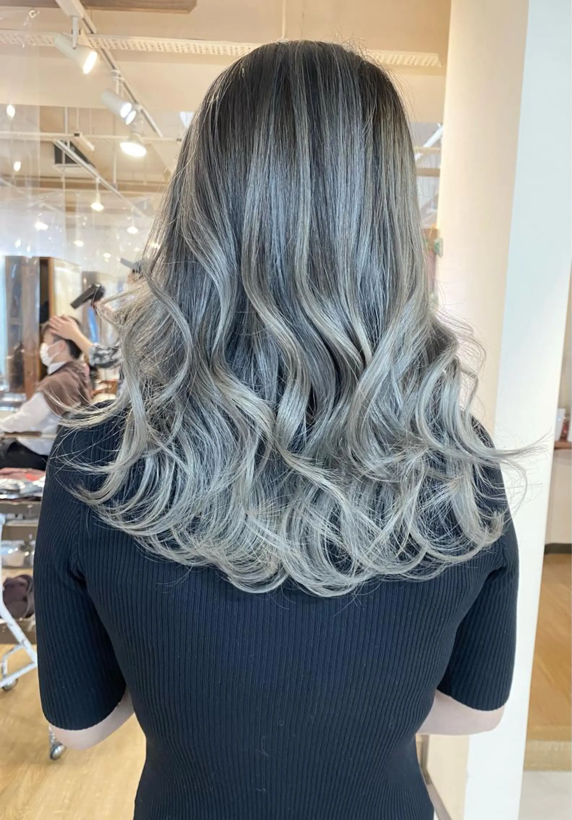 ロング カラー バレイヤージュ レイヤーカット 白髪ぼかし バレイヤージュ志鎌のヘアスタイル