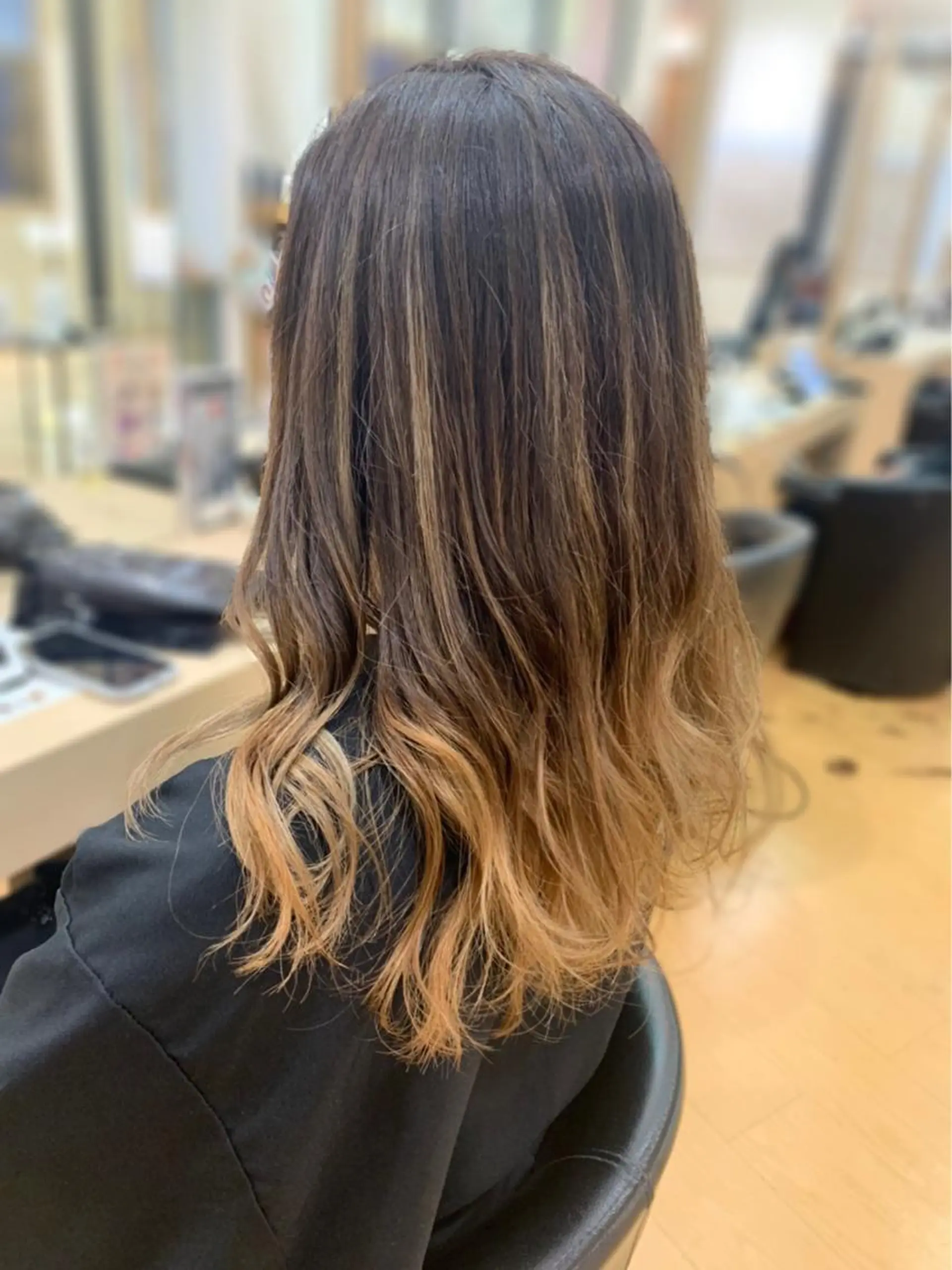 セミロング カラー ヘアアレンジ バレイヤージュ ベージュカラー グラデーションカラー ハイライトカラー ハイライト 🤍小田 恵美🤍のマツエク・マツパデザイン