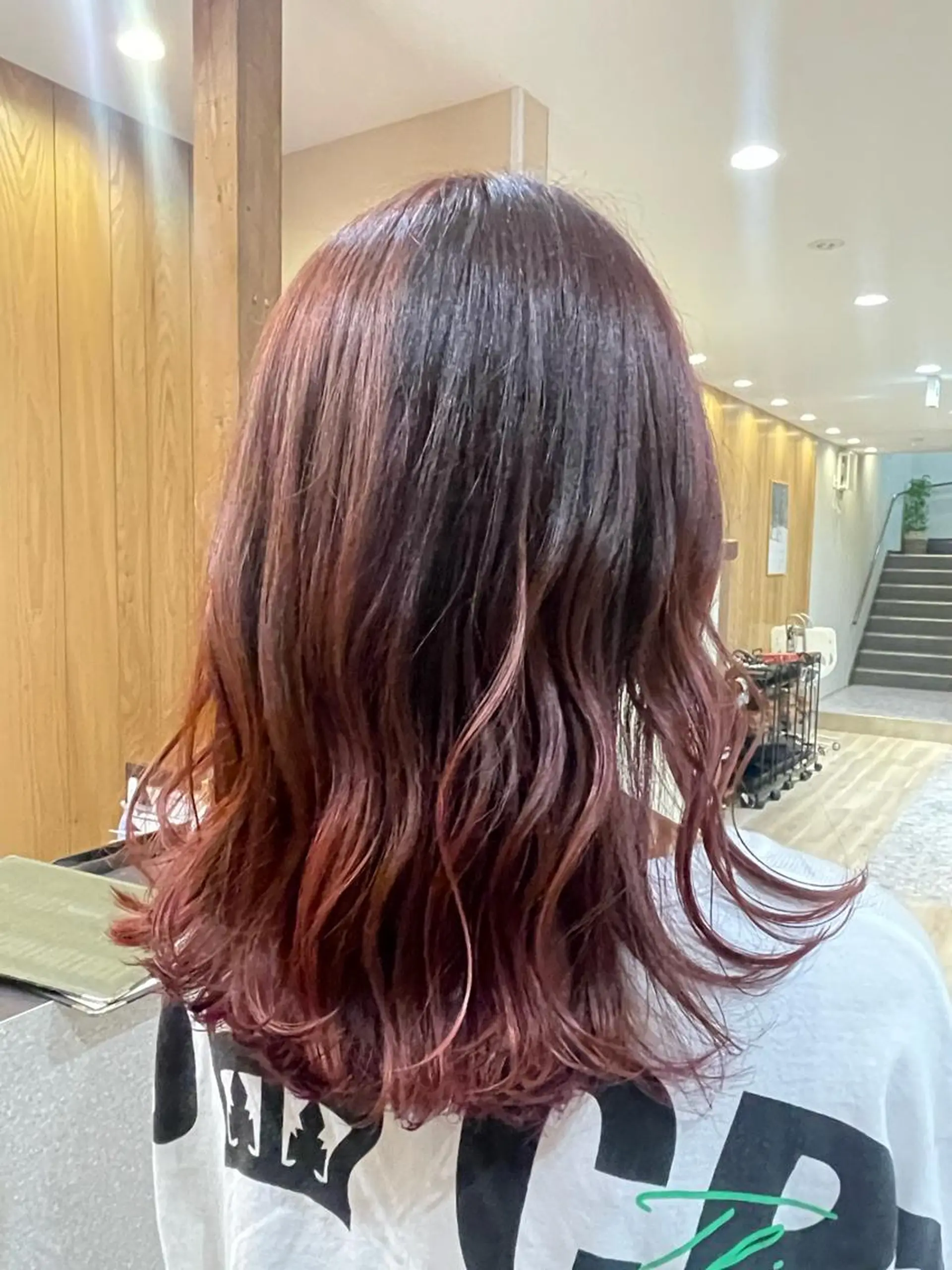 ミディアム カラー ピンクカラー 岡本 彩香のヘアスタイル