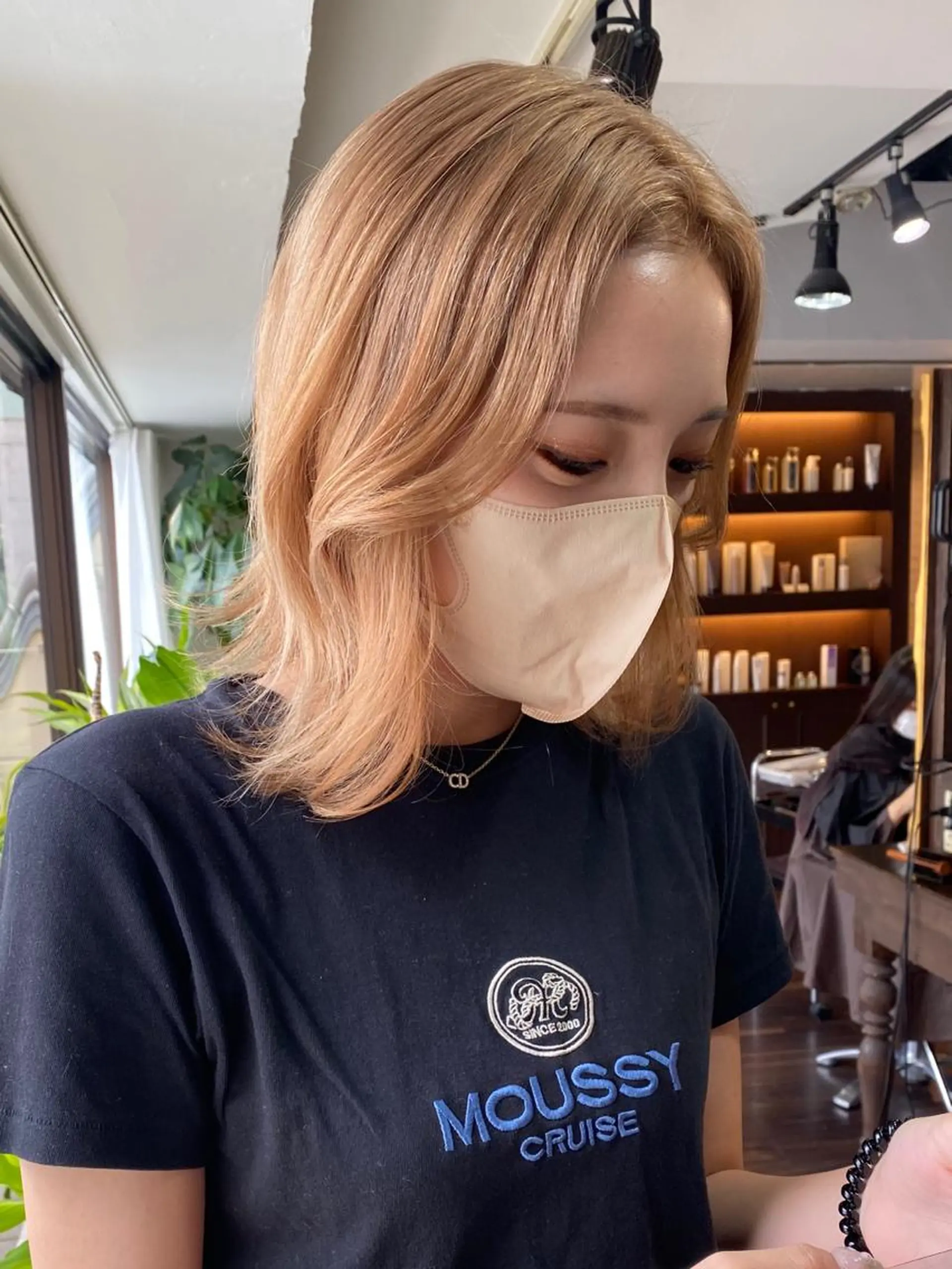 ミディアム カラー ヘアアレンジ ベージュカラー ブリーチ ダブルカラー ハイトーンカラー ハイトーンベージュ カット ヘアカラー トリートメント 韓国ヘア×髪質 改善🇰🇷シオリのヘアスタイル