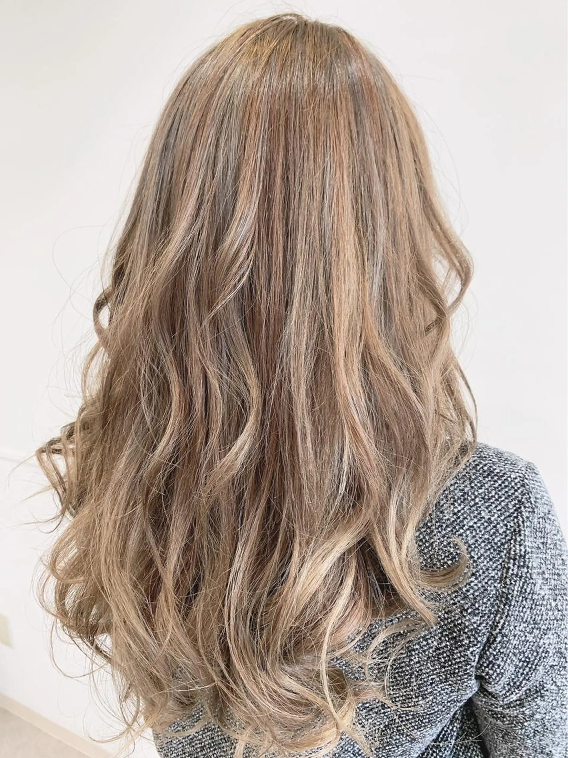 ロング カラー ヘアカラー WHITE所属・WHITE 田中智之のヘアスタイル