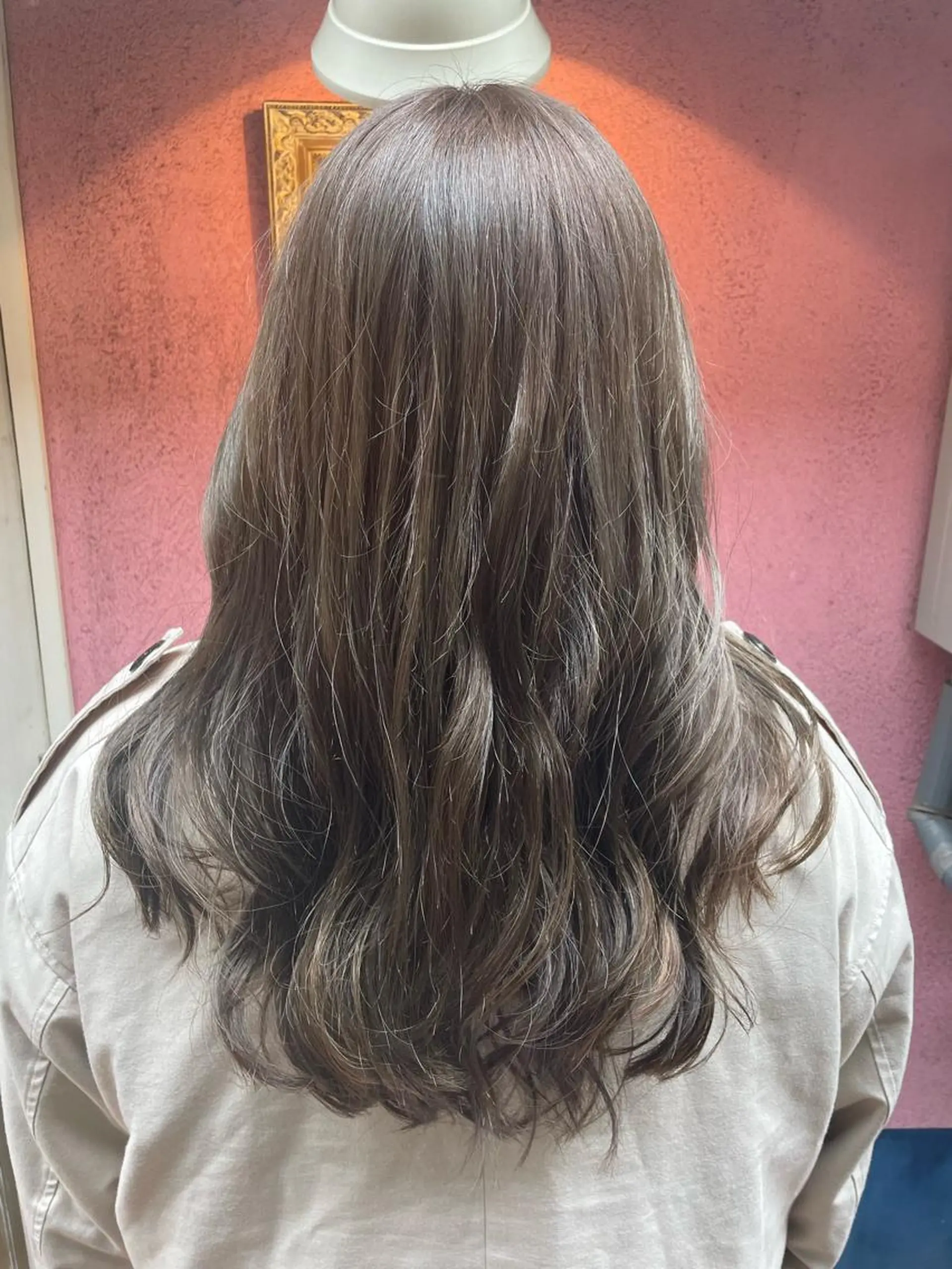 セミロング カラー グレージュ ナカムラ イヅミのヘアスタイル