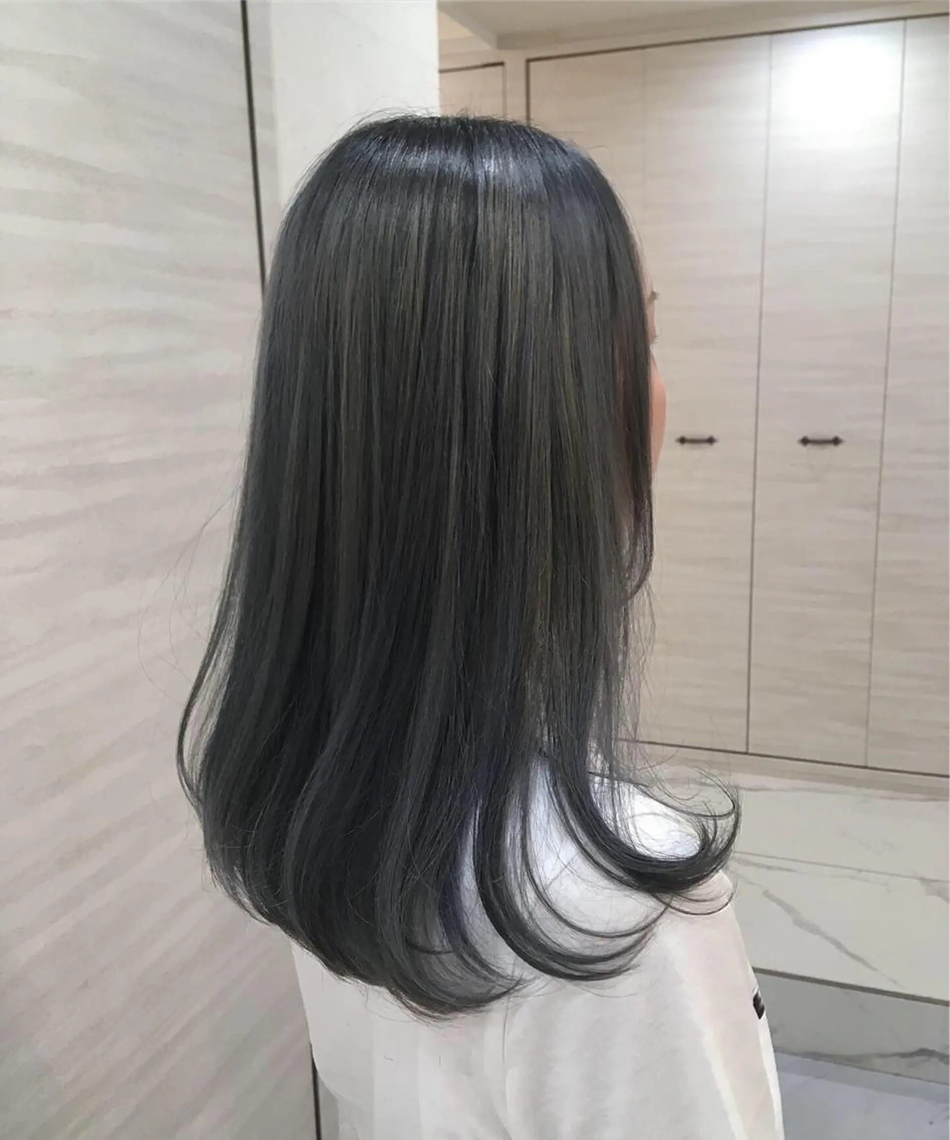 ロング カラー アッシュ ブリーチ カット ヘアカラー トリートメント 斉藤 貴也のヘアスタイル