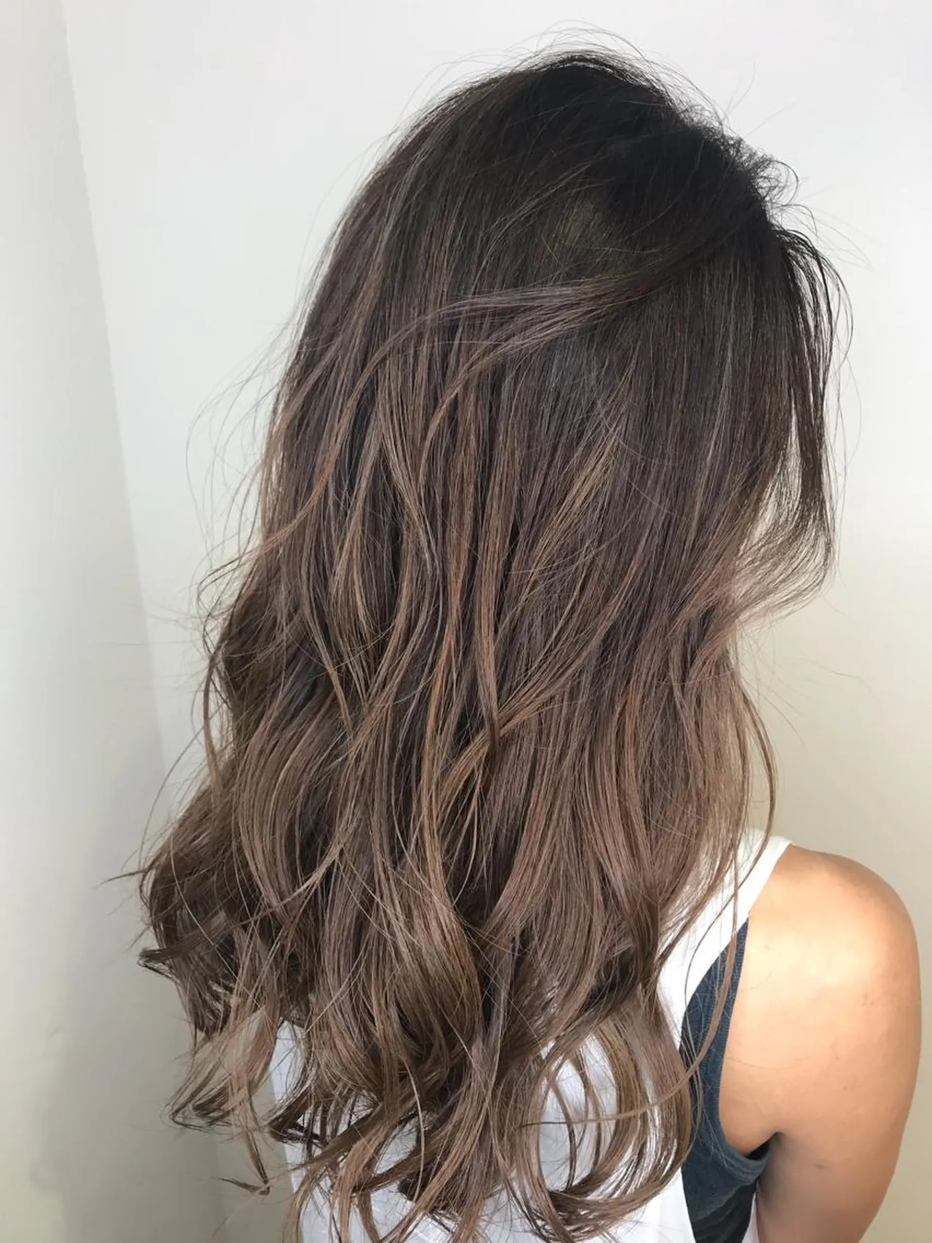 ミディアム カラー アッシュ バレイヤージュ ブリーチ グラデーションカラー グレージュ AMI Hair  supply所属・髪質改善カラー 韓国風レイヤーのヘアスタイル