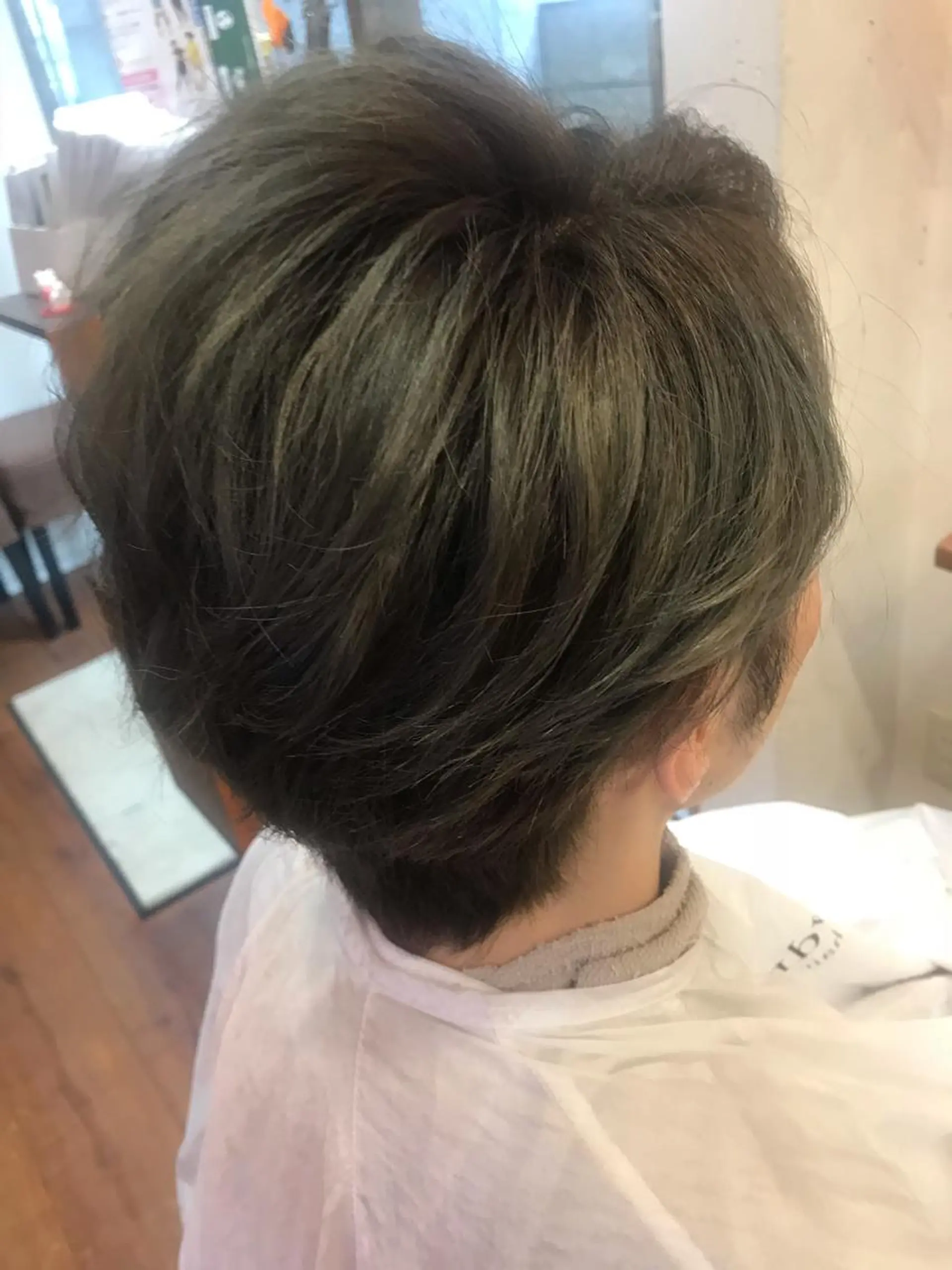 ショート カラー ブリーチ 勝沼 佑季のヘアスタイル