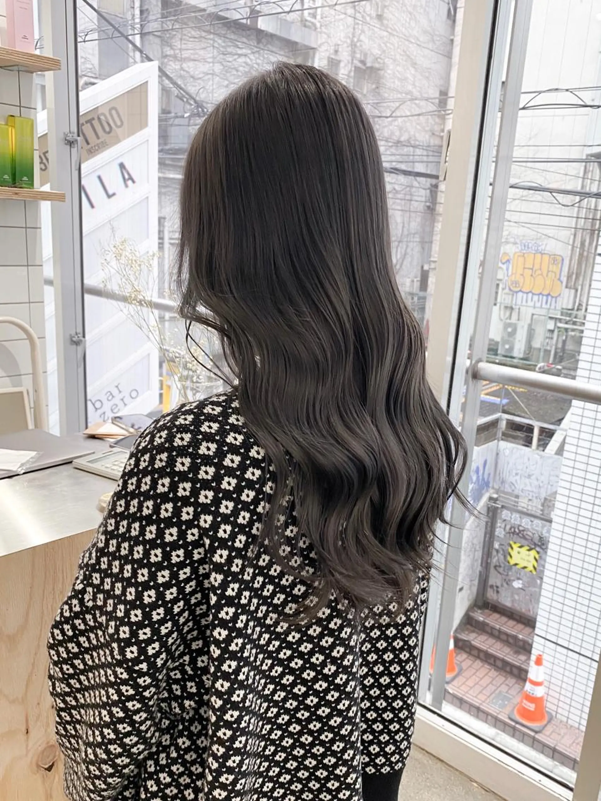 セミロング ヘアカラー トリートメント ヘッドスパ オリーブ、カーキ系 No.1シラトリのヘアスタイル