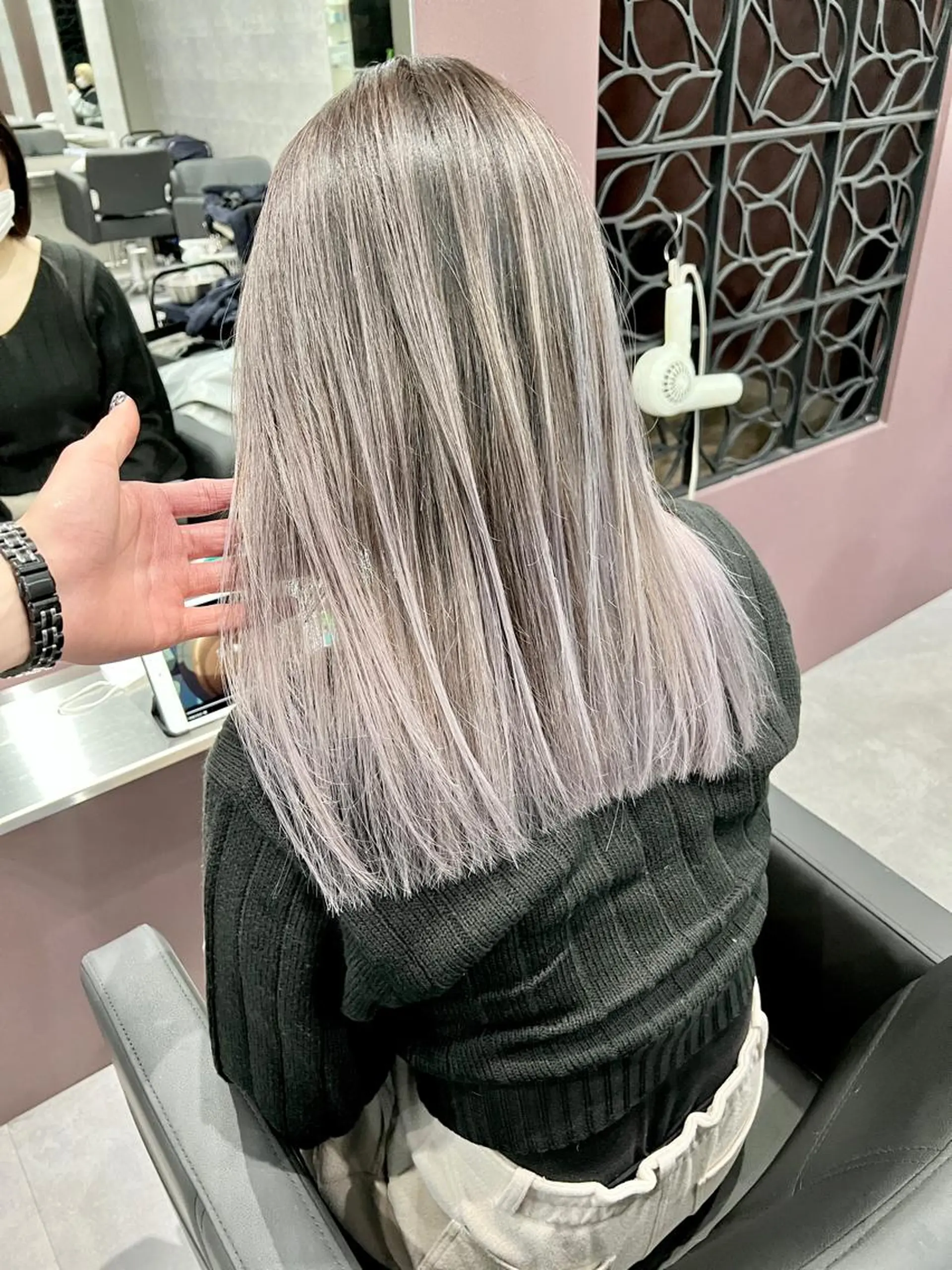 セミロング カラー バレイヤージュ ダブルカラー ハイトーンカラー レイヤーカット Via officialのヘアスタイル