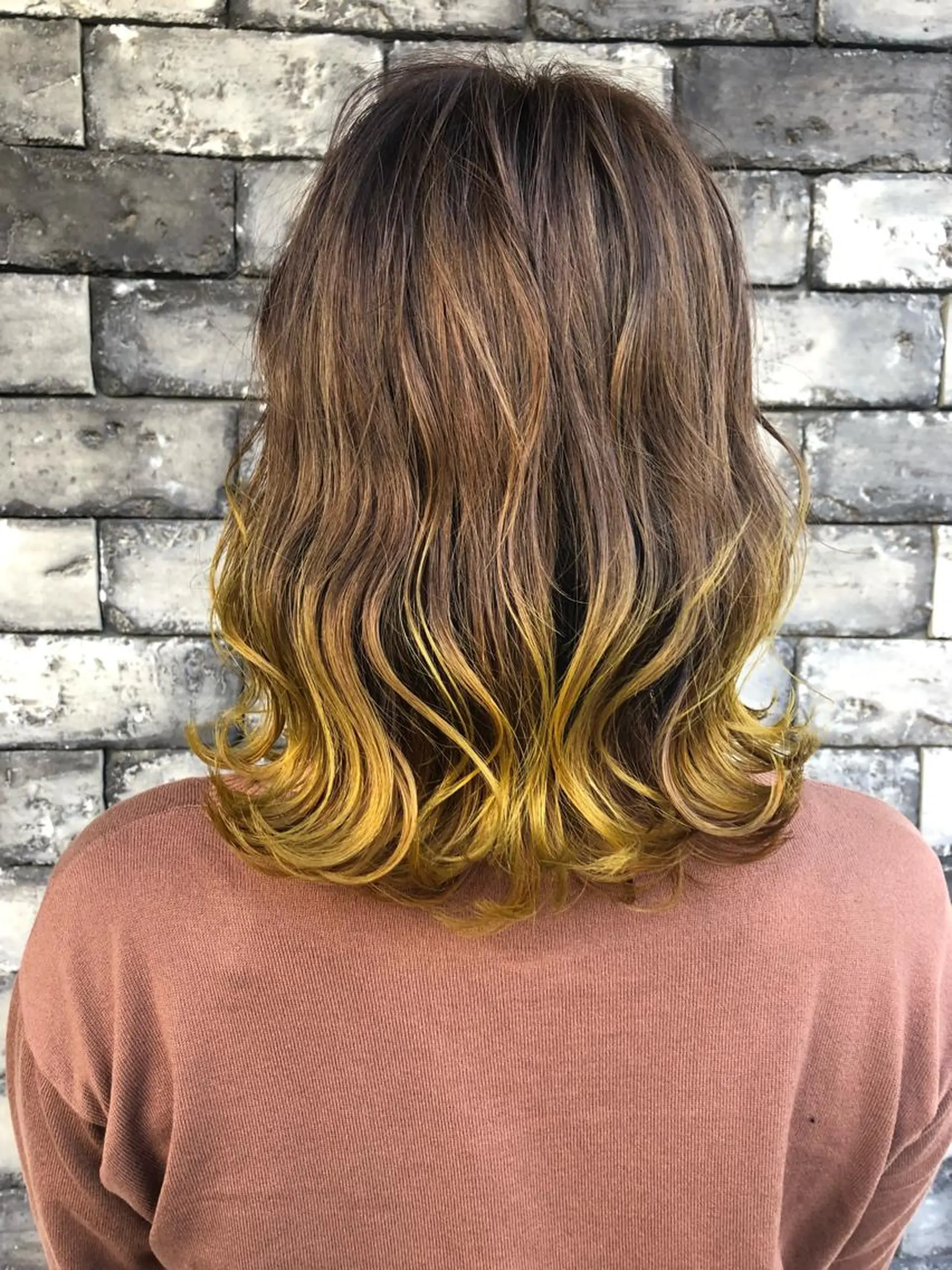 ミディアム カラー グラデーションカラー イエローカラー ボブ カット ヘアカラー トリートメント ヘアセット 360°キレイな ショートカットのヘアスタイル