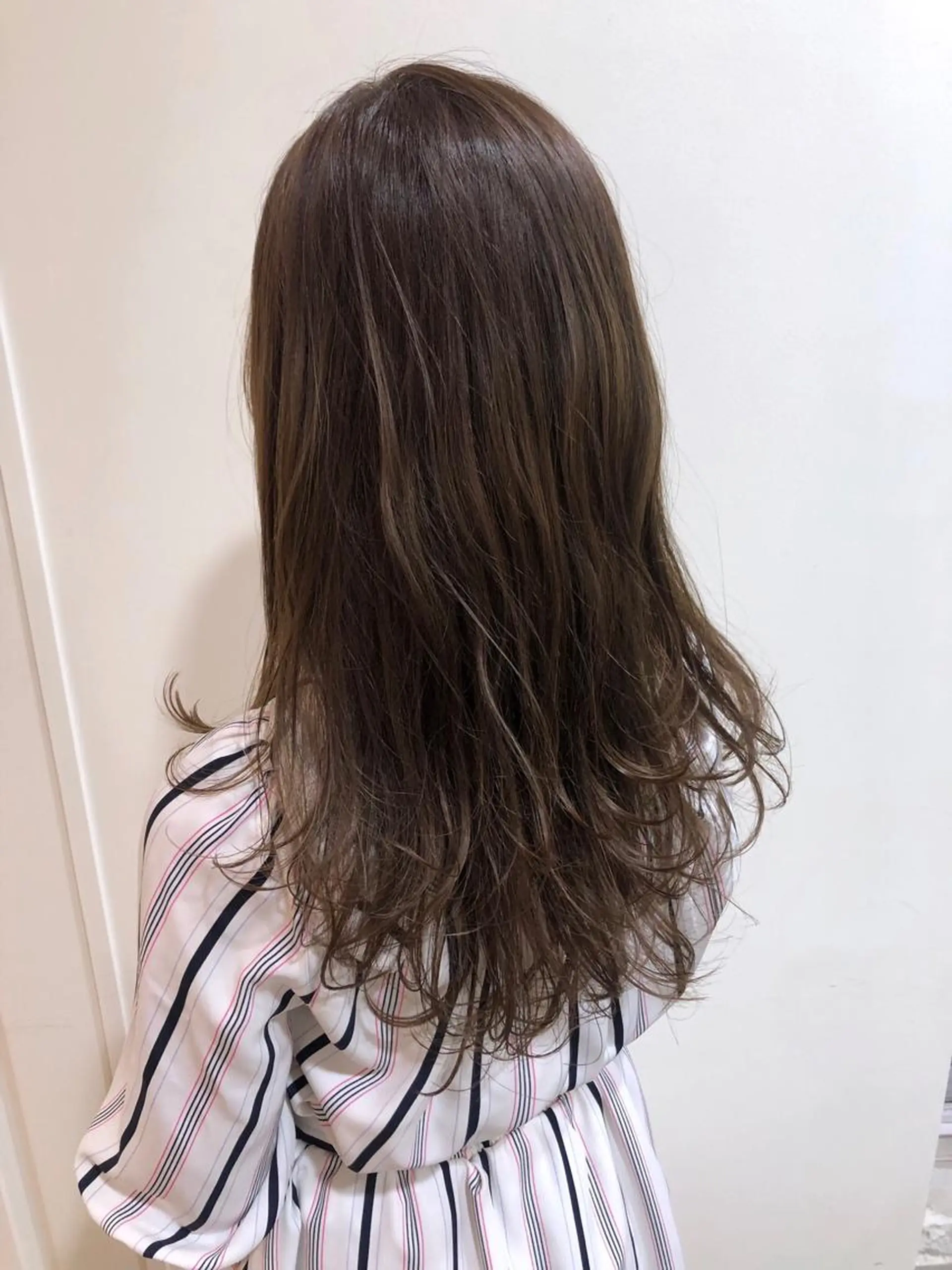 セミロング カラー カット ヘアカラー トリートメント MIOベージュカラー 柔らかいカラーのヘアスタイル