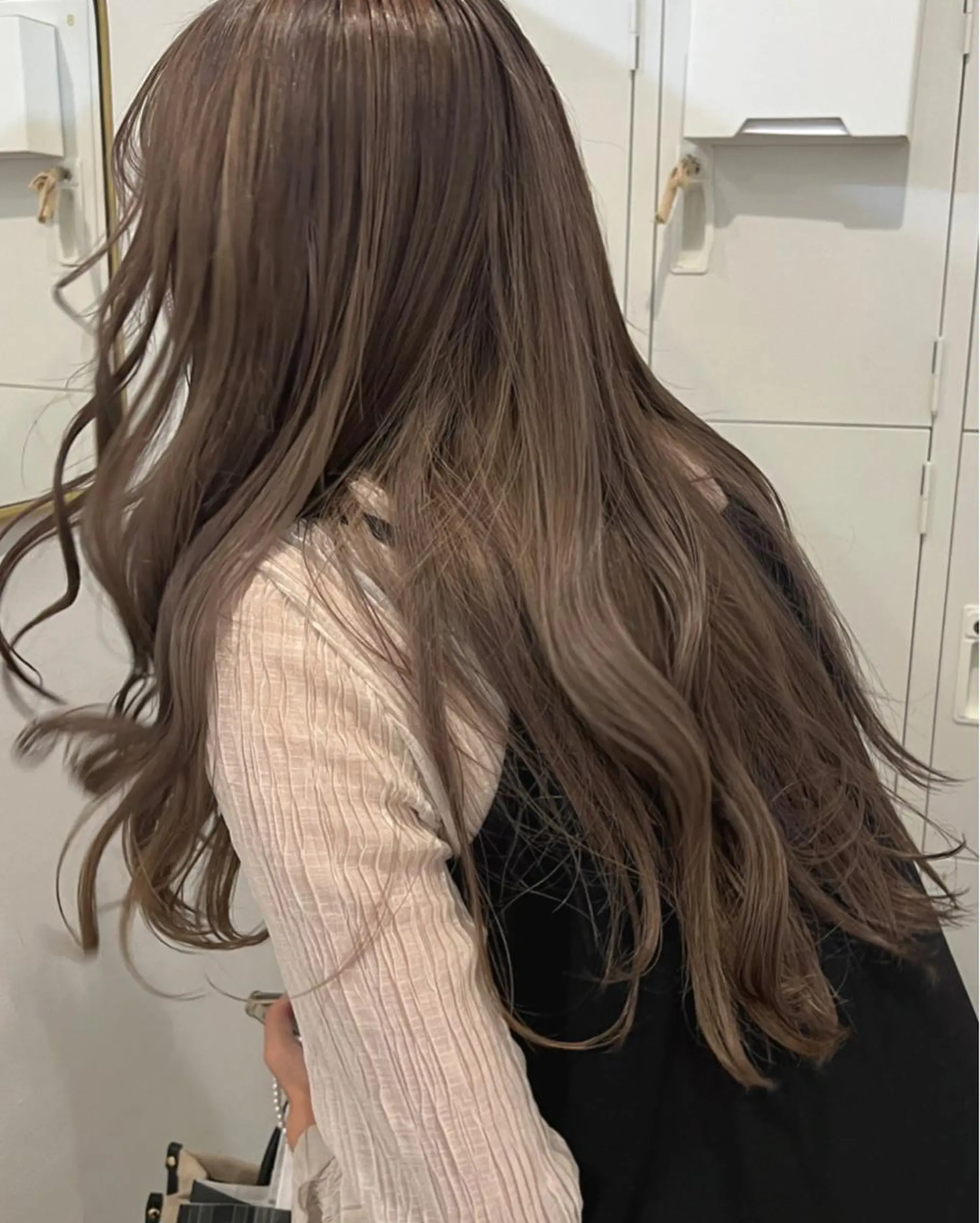 カラー ベージュカラー グレージュ ハイトーンカラー ハイトーンベージュ ミルクティーベージュ レイヤーカット ボブパーマNo.1のヘアスタイル