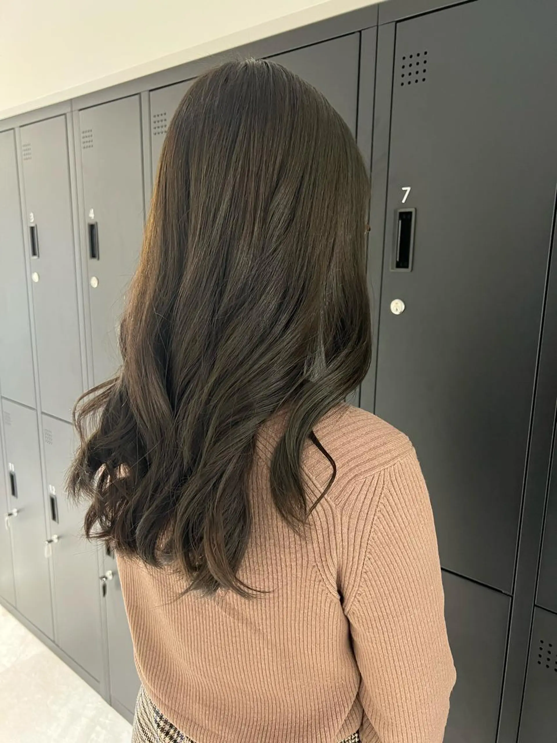 セミロング カラー ブラウンカラー オリーブブラウン 暗髪カラー🫐パーマ おくだりんかのヘアスタイル