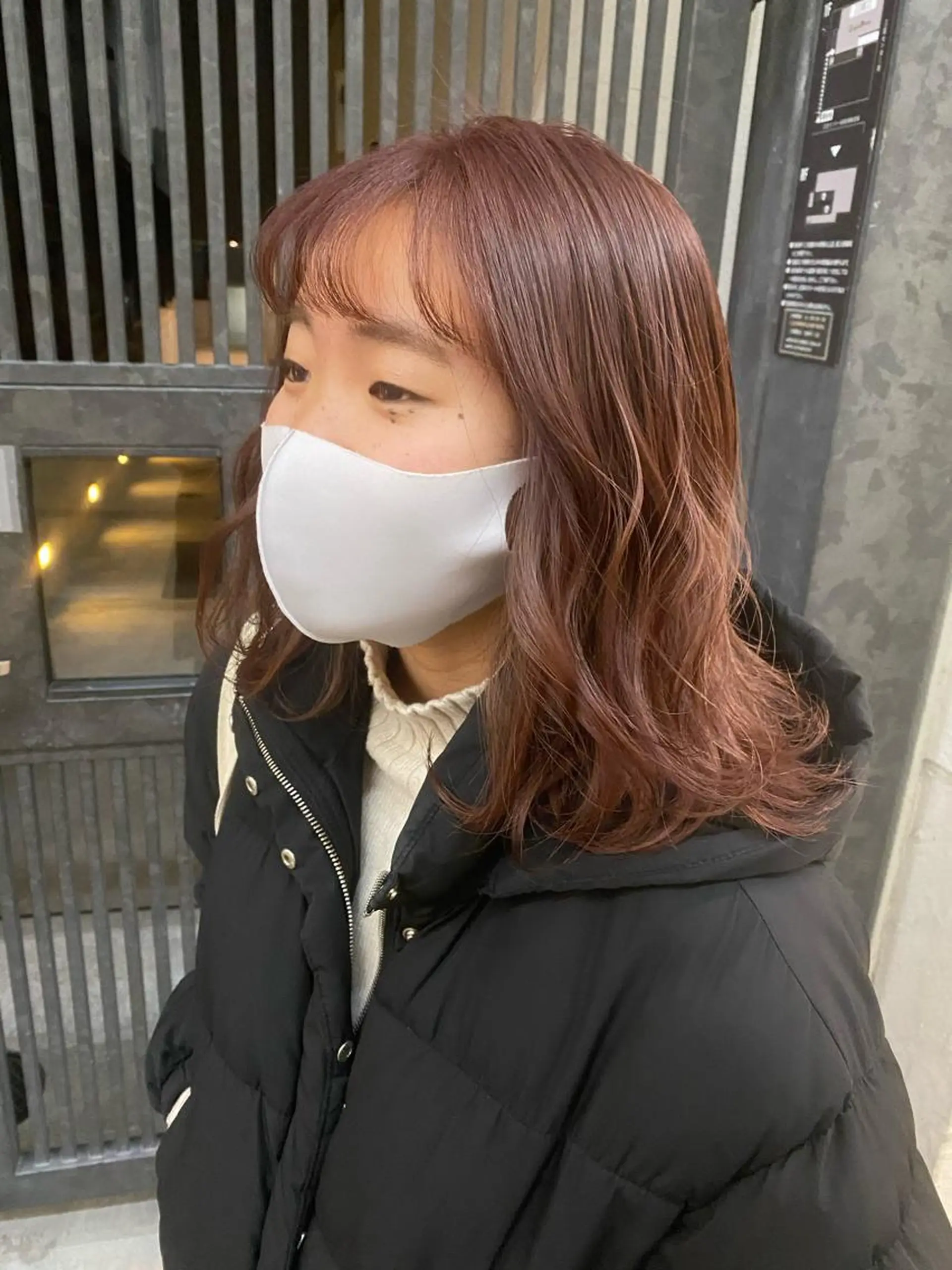 ミディアム ピンクブラウン ウルフカット／吉村 桃子のヘアスタイル