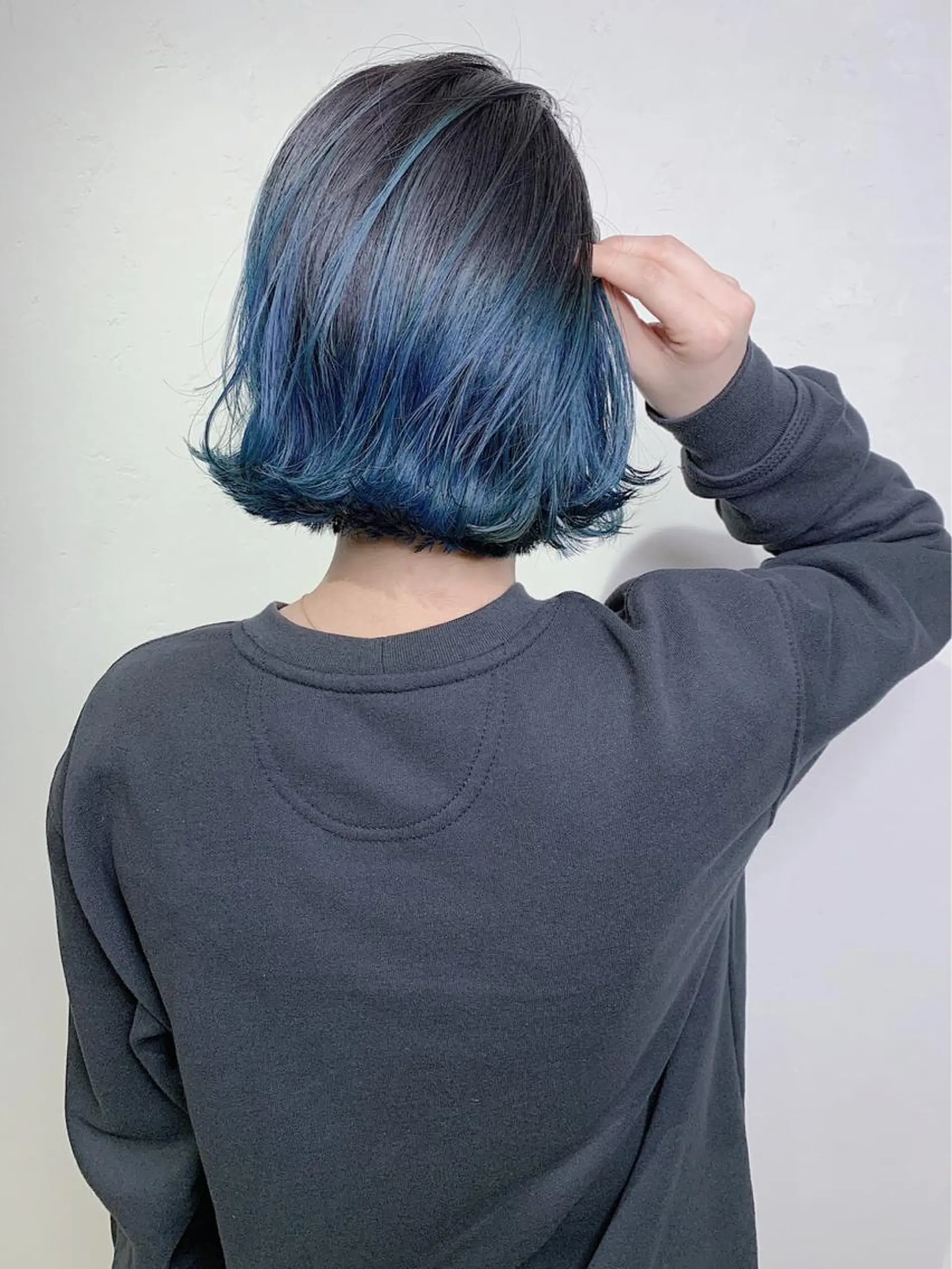 ミディアム カラー ブリーチ ブルーカラー ケアブリーチ _WHITE 難波本店のヘアスタイル