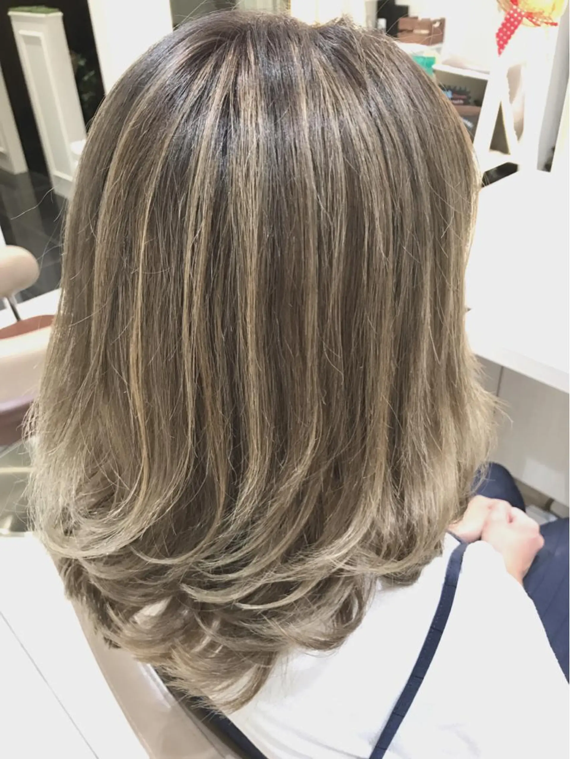 ミディアム カラー ベージュカラー 透明感カラー ハイライトカラー ホワイトベージュ ハイライト 山崎俊輔/髪質改善 /バレイヤージュのヘアスタイル