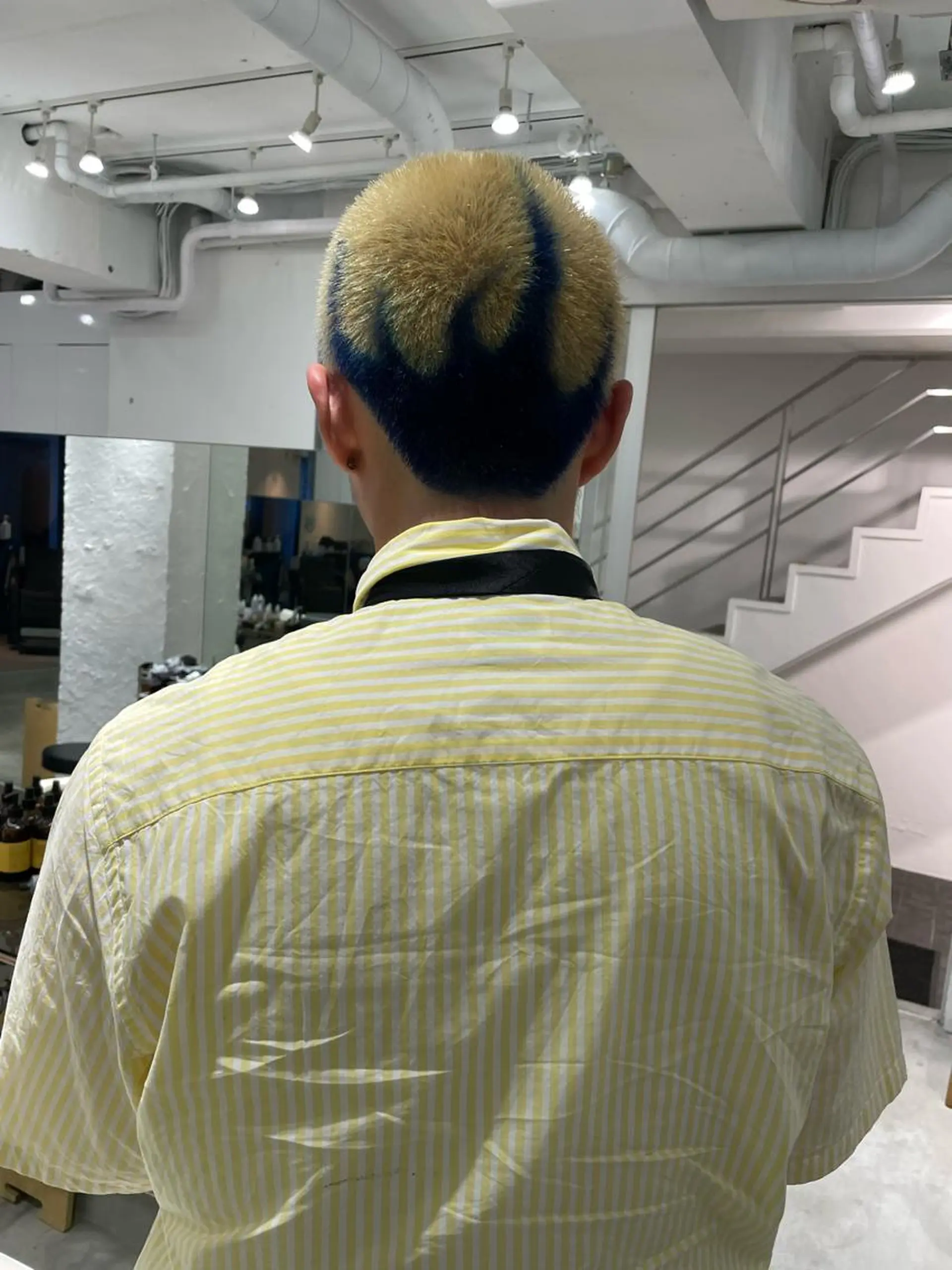 ショート カラー メンズ メンズバレイヤージュ メンズブリーチ センターパート フェードカット メンズハイライト カット ヘアカラー スパイラルパーマ 🌐hina⭐️のヘアスタイル