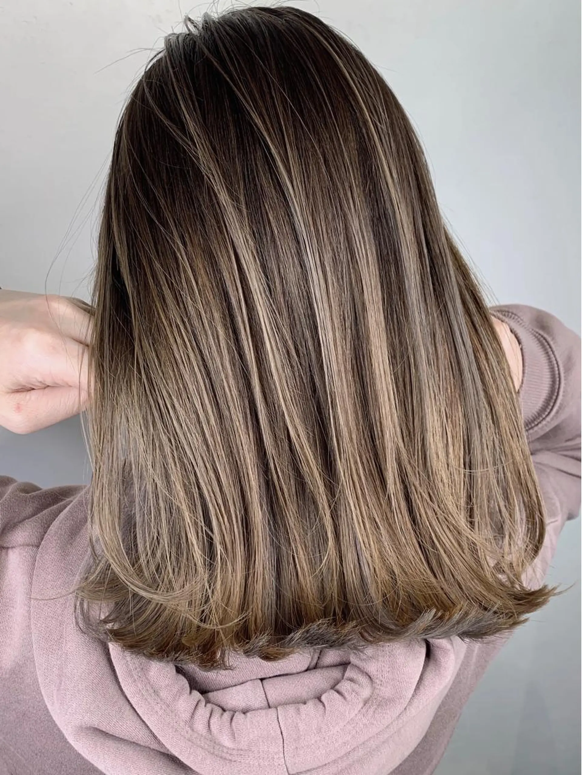 ミディアム ボブ 斜めバング 外国人風カラー 伸ばしかけ レイヤーカット ＿WHITE鳳店 アンダーバーホワイトのヘアスタイル