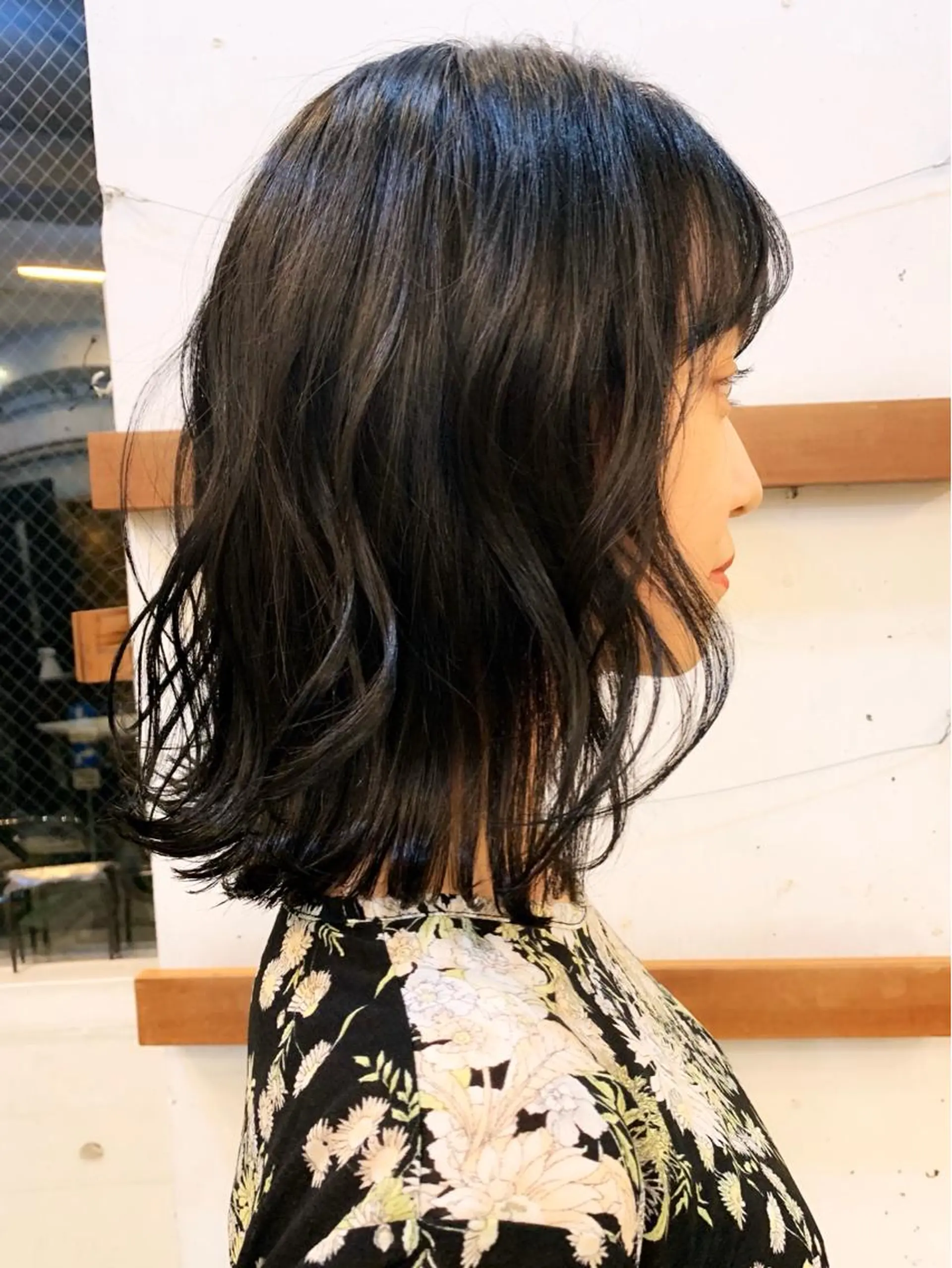 ミディアム カラー パーマ ダークグレー 外ハネヘア tension 【テンション】のヘアスタイル