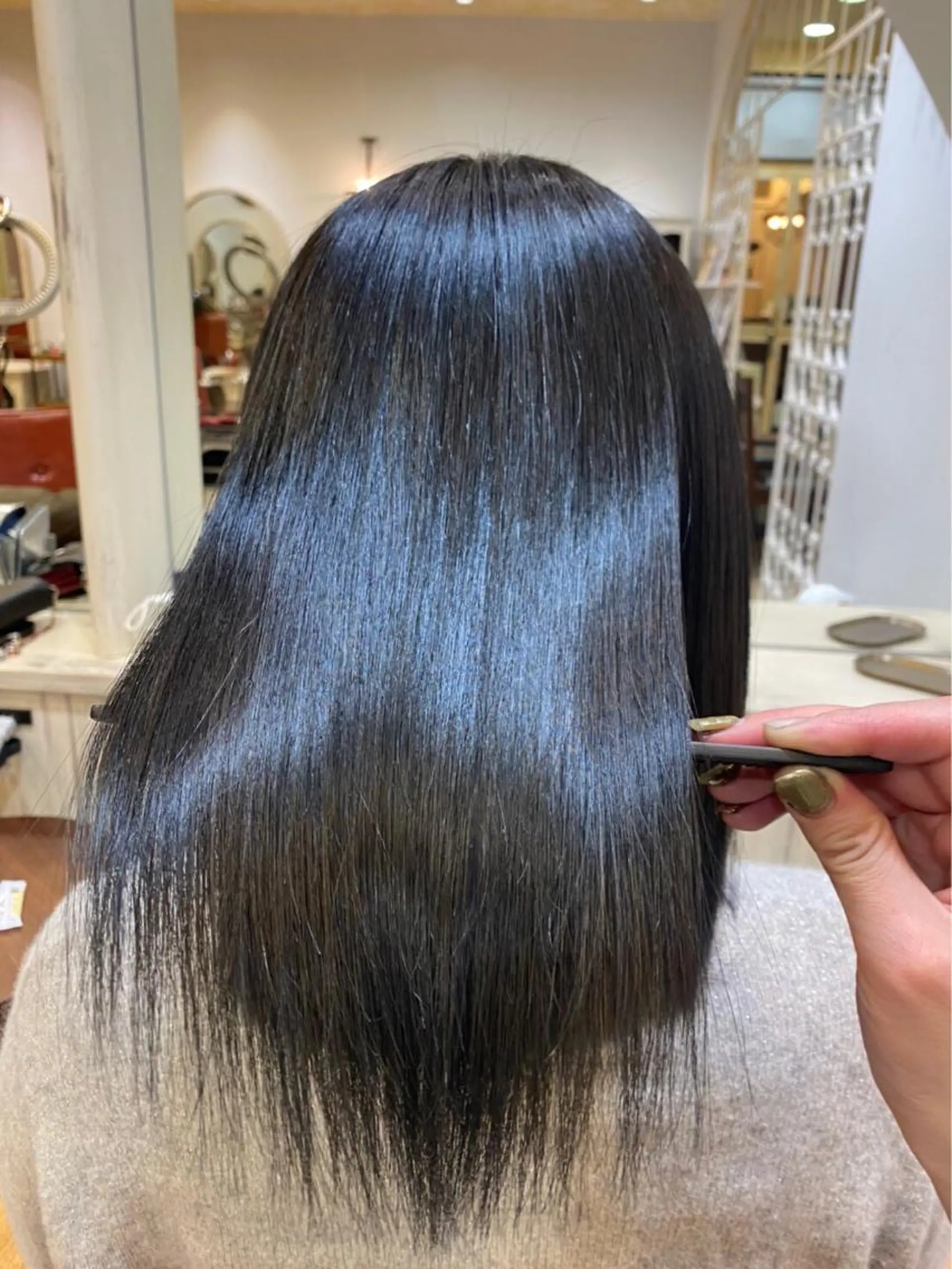 ミディアム カラー 黒髪 ブルーカラー ブルーブラック 髪質改善 トリートメント ＼脱・うねり& 広がり／gite菊のヘアスタイル