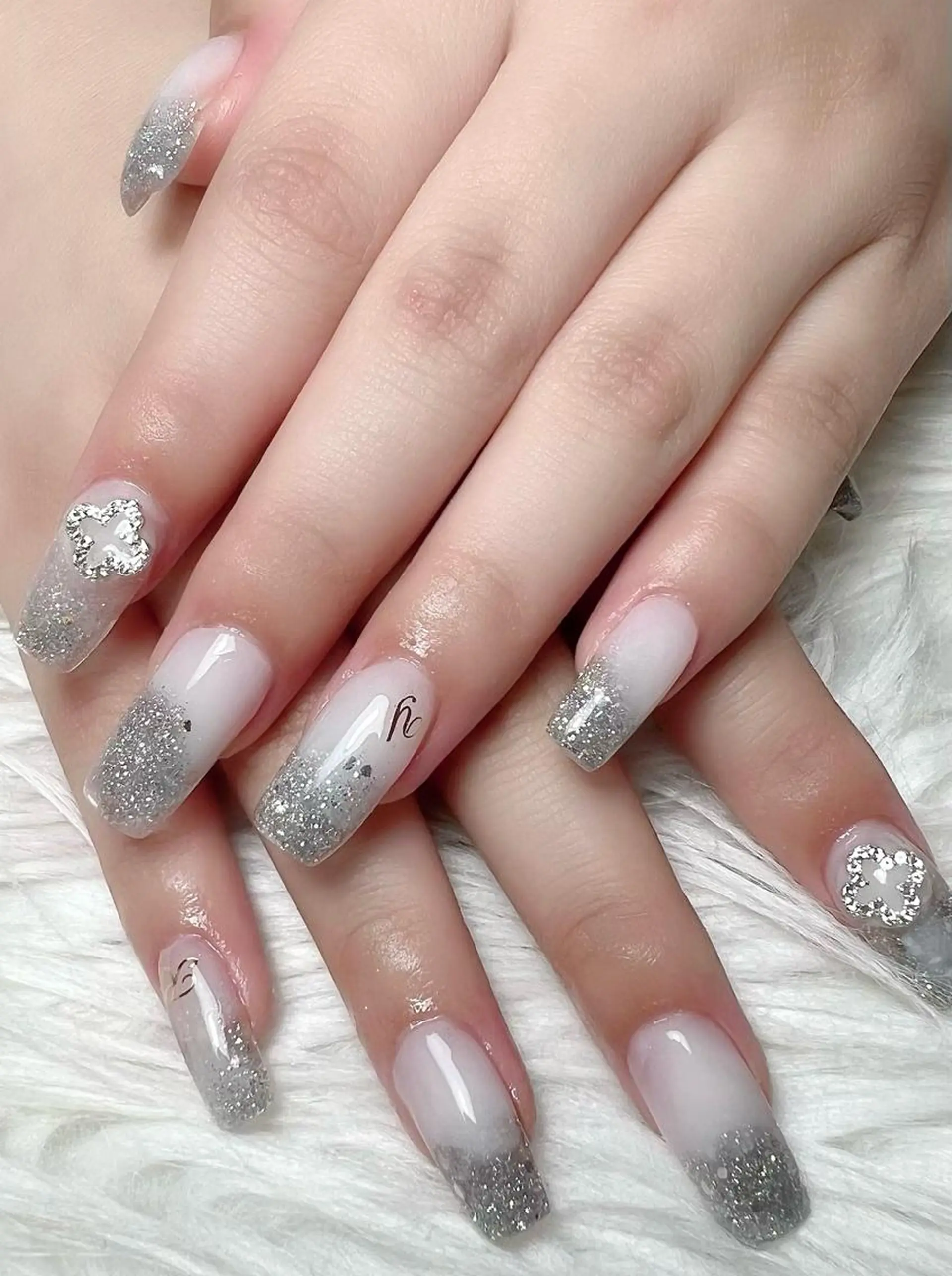 ネイル フラワーネイル グラデーション ラメ(グリッター) ラメグラデーション ミディアムネイル ハンドネイル シェヌネイル JURAのネイルデザイン