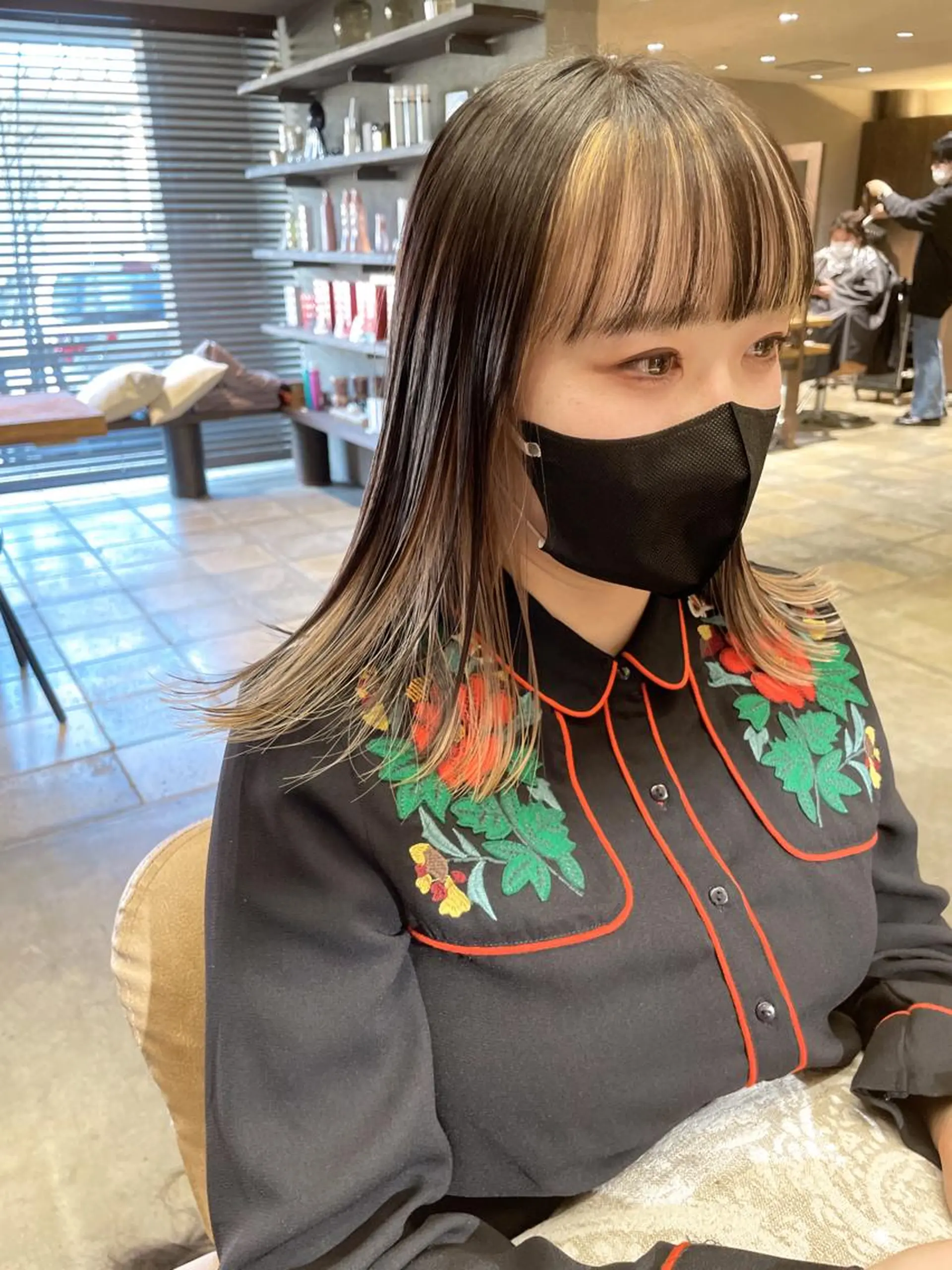 ミディアム カラー ベージュカラー ブリーチ ハイトーンカラー インナーカラー レイヤー/顔まわり 縮毛矯正/月城宏清のヘアスタイル