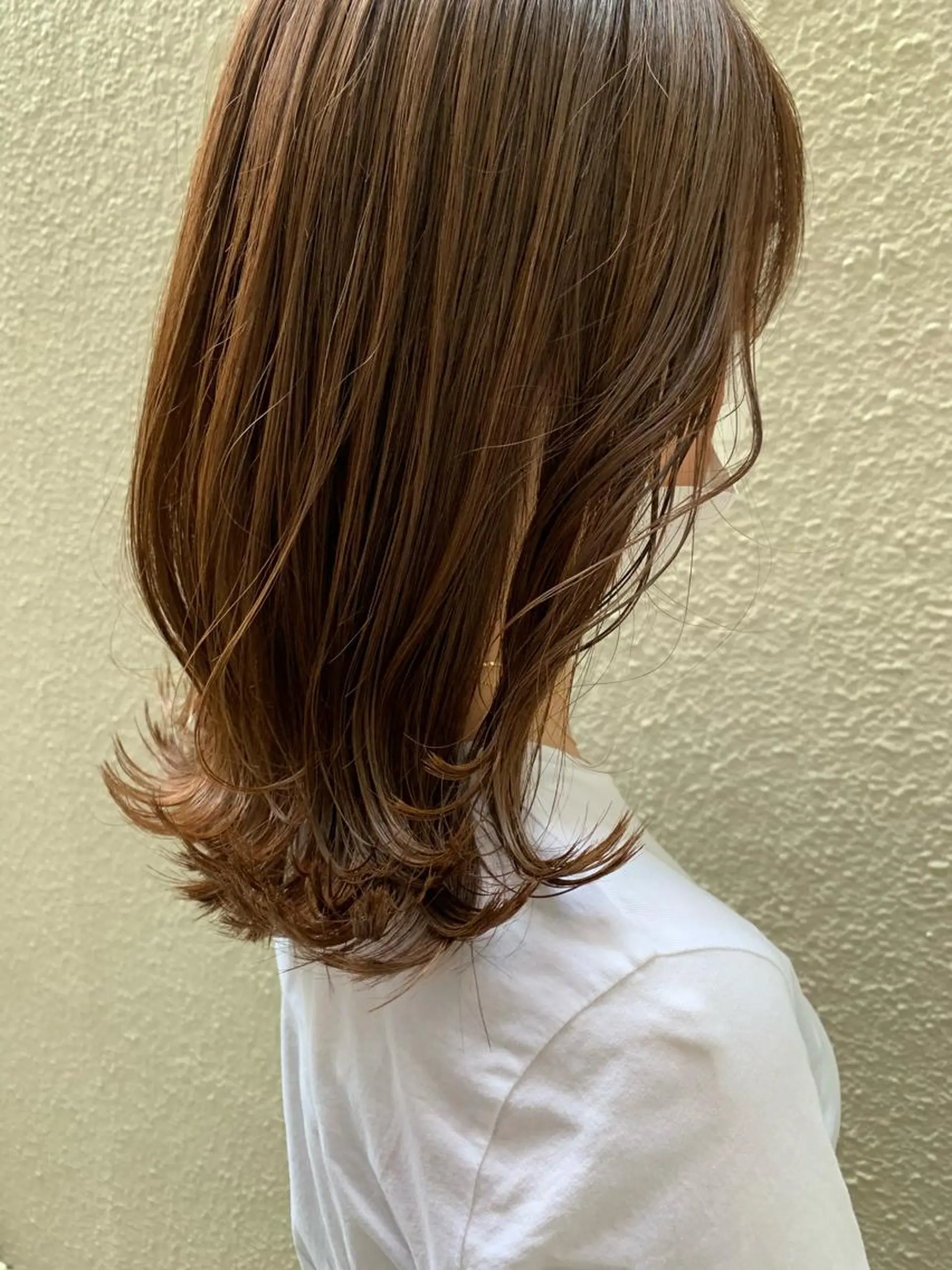 ミディアム ブリーチなしカラー/ 顔周りレイヤーカットのヘアスタイル