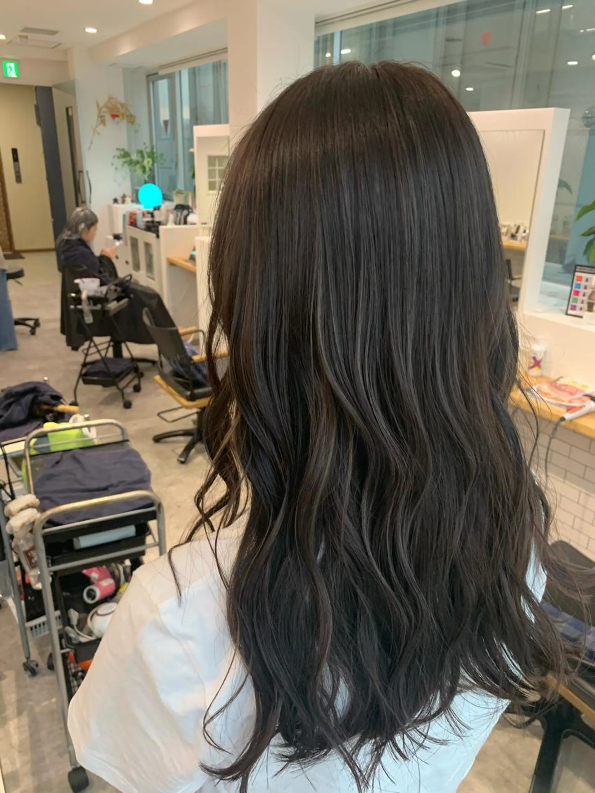 セミロング ハイライト ヘアカラー ヨシミ カズヤのヘアスタイル