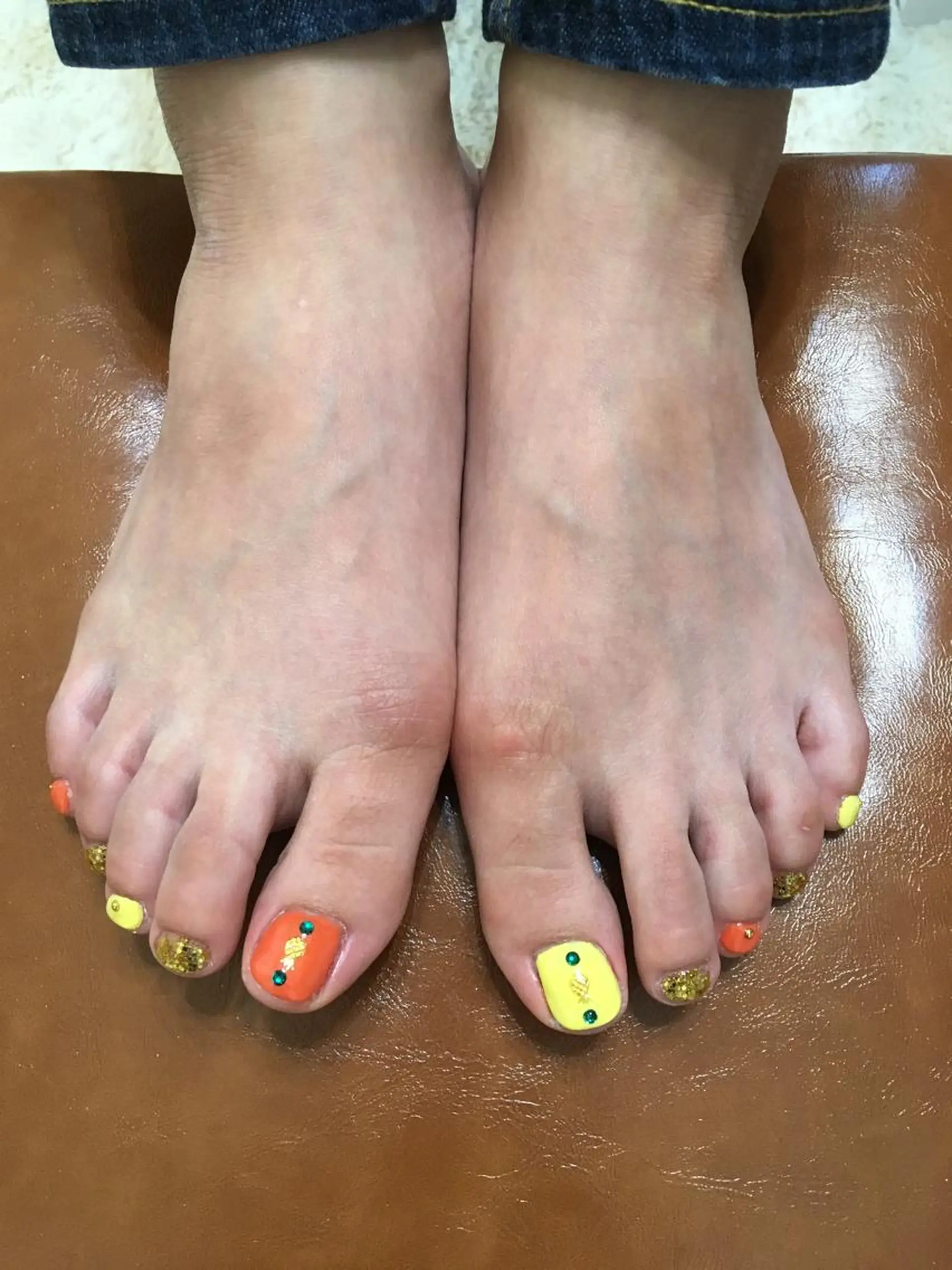 ネイル グリーン オレンジ 黄色 フットネイル 🌈KANÅKO 🌈のネイルデザイン