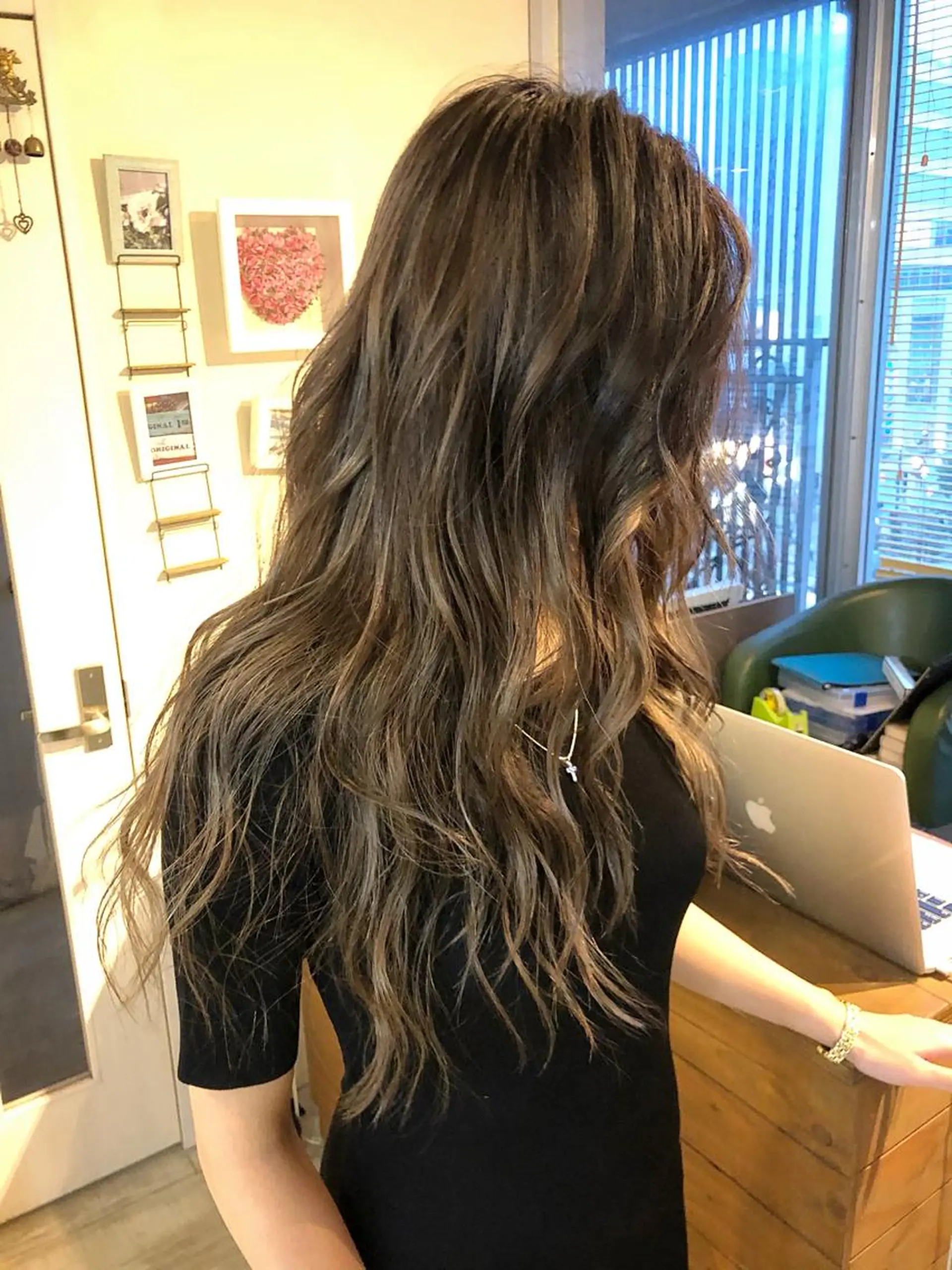 ロング 韓国レイヤー外国人風 透明感カラー髪質改善のヘアスタイル